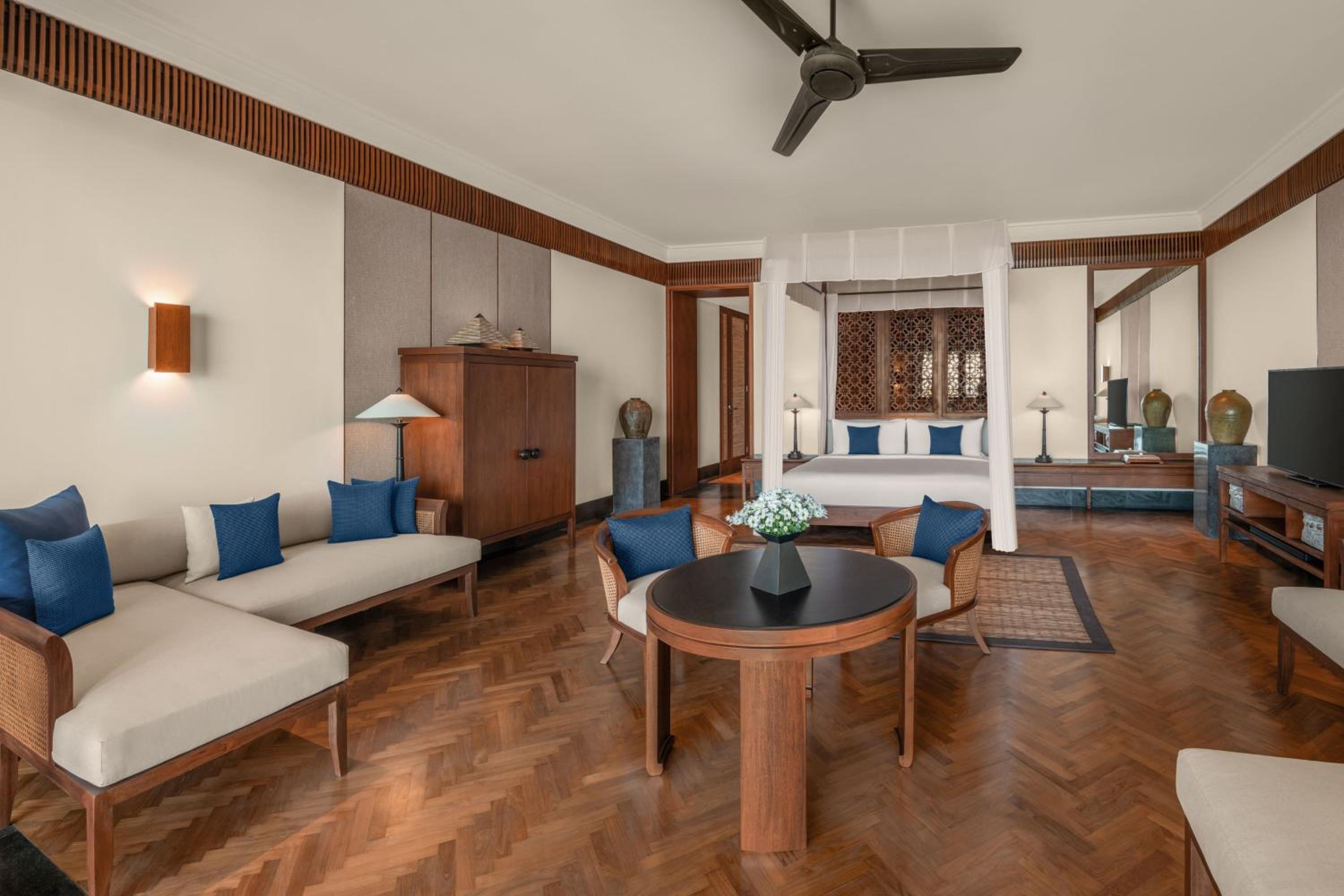 Deluxe King Suite with Balcony and Ocean View - High Floor - Photo 8