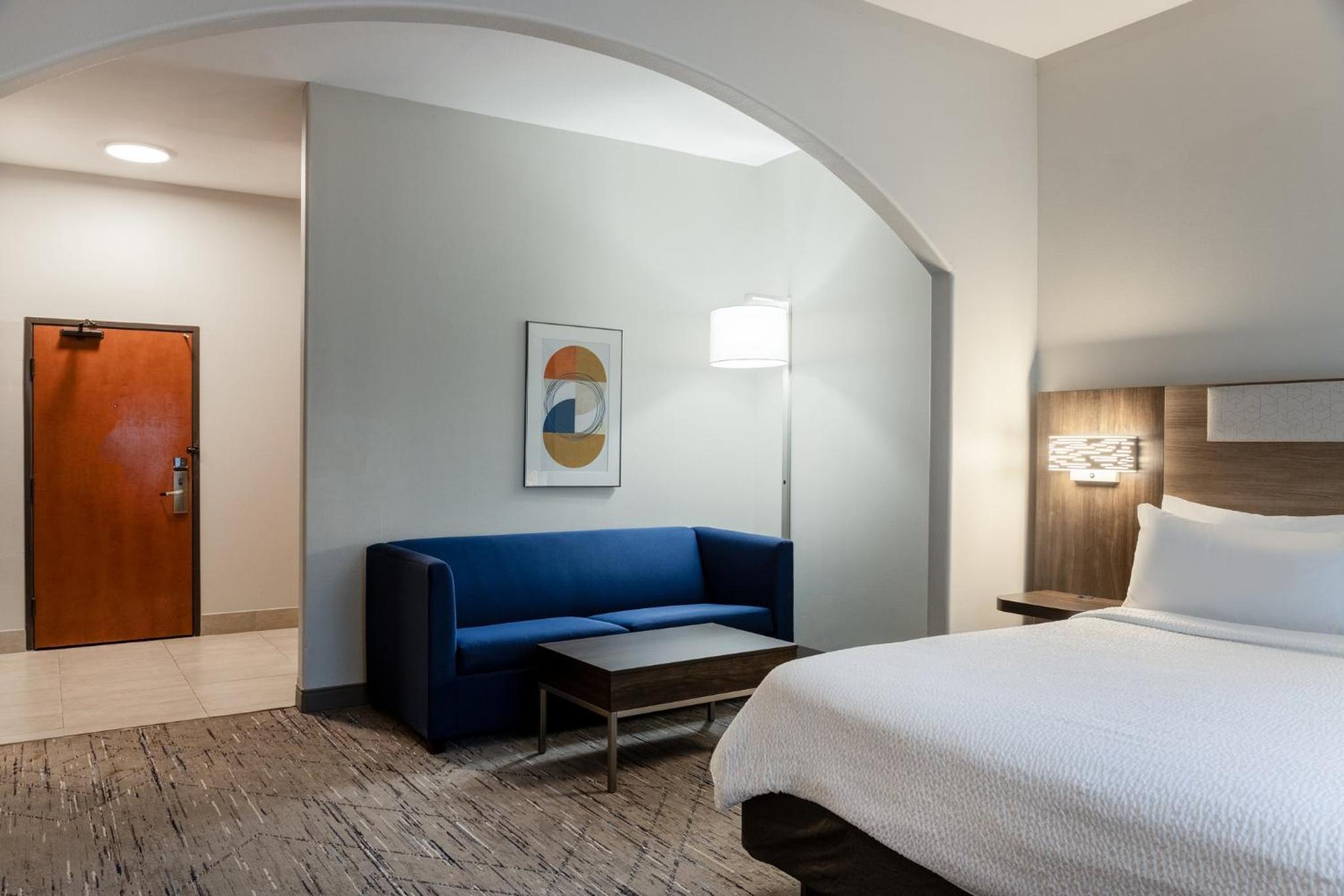 One Bedroom King Suite with Sofa Bed - Non-Smoking - Photo 2