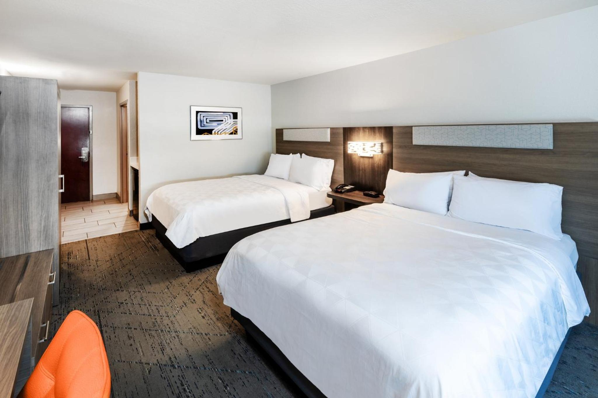 Standard Room with Two Queen Beds - Photo 1