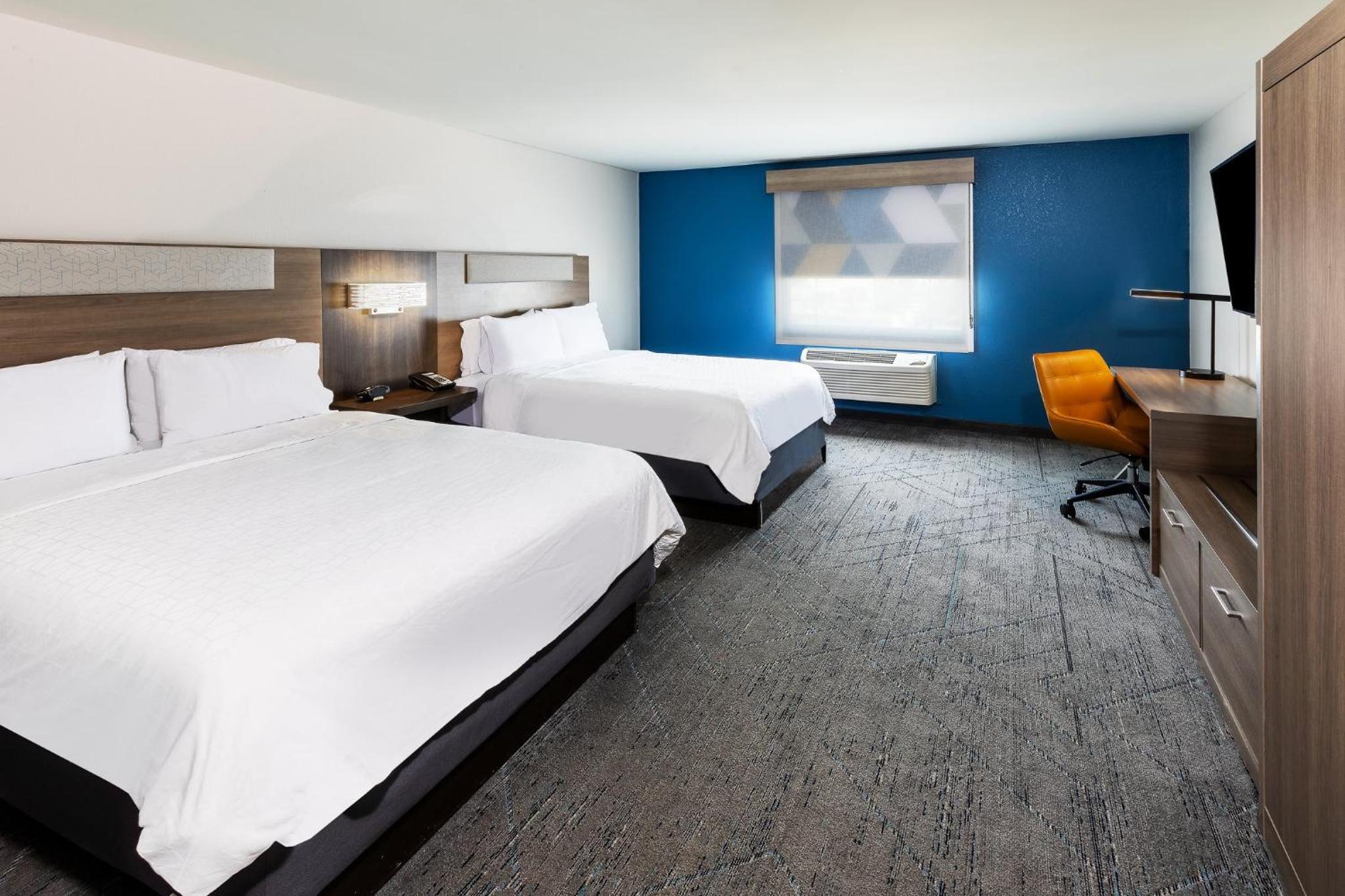 Standard Queen Room with Two Queen Beds and Extra Floor Space - Photo 4