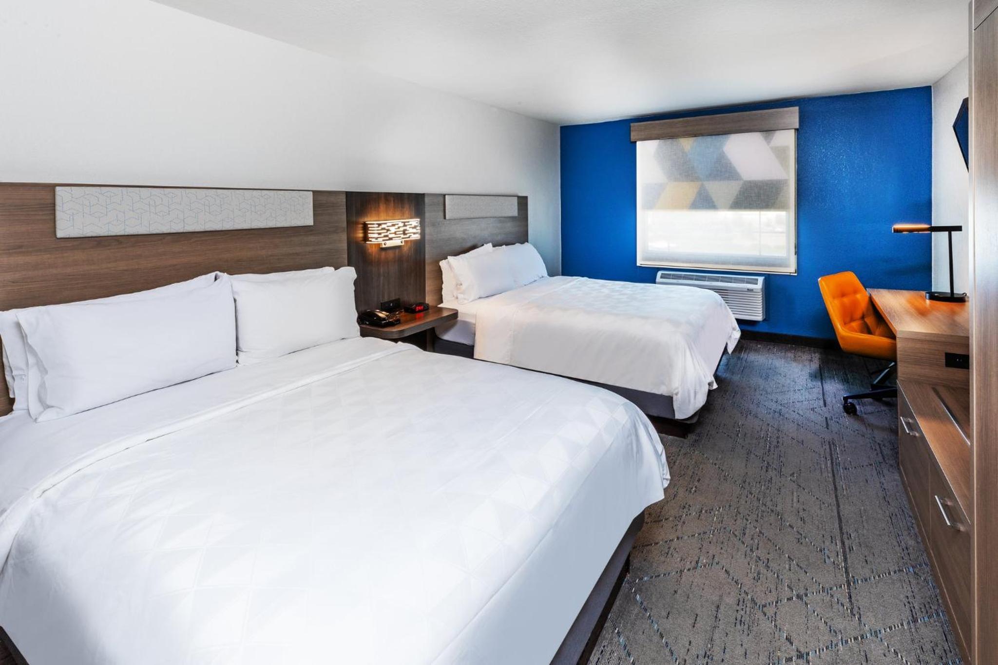 Standard Room with Two Queen Beds - Photo 3