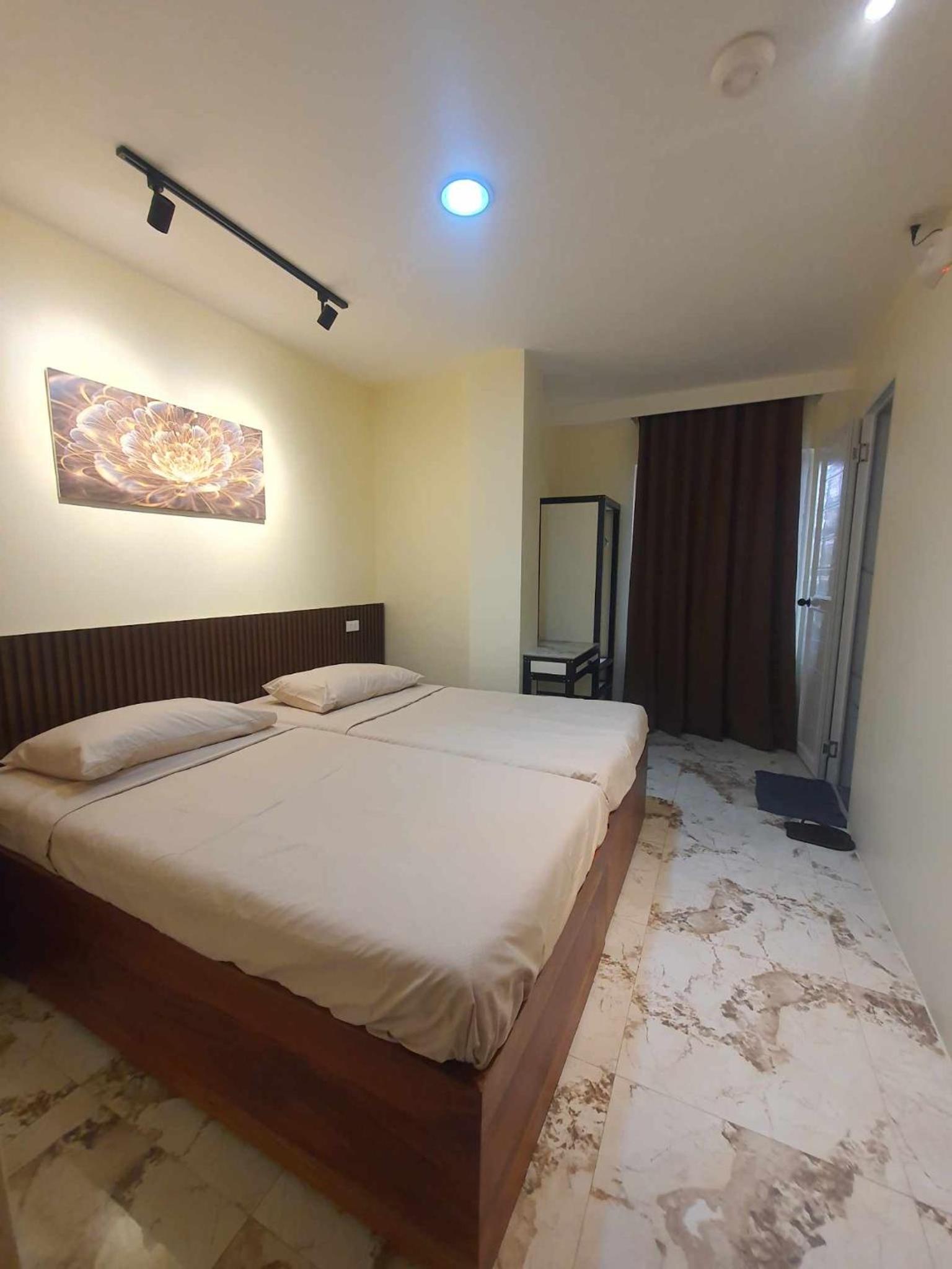 Twin Room with Private Bathroom photo 3