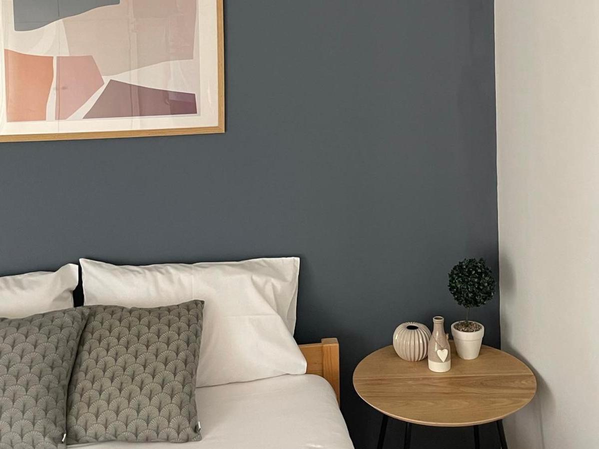 One-Bedroom Apartment - Photo 3