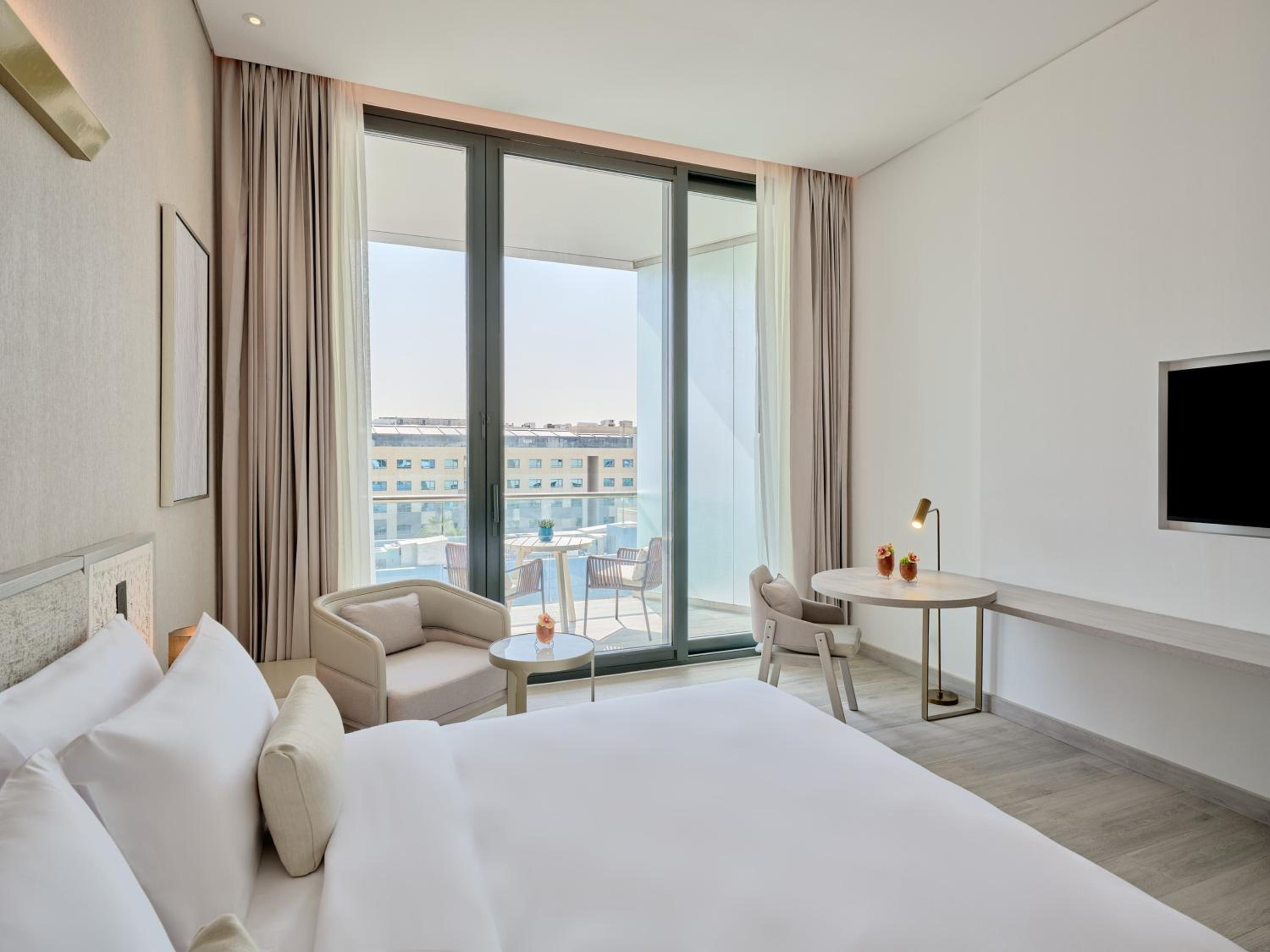 Deluxe King Room with Balcony - Furnished - Photo 5