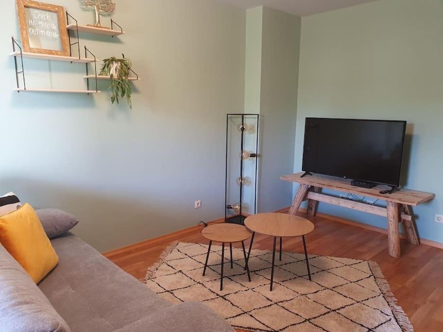 One-Bedroom Apartment photo 1