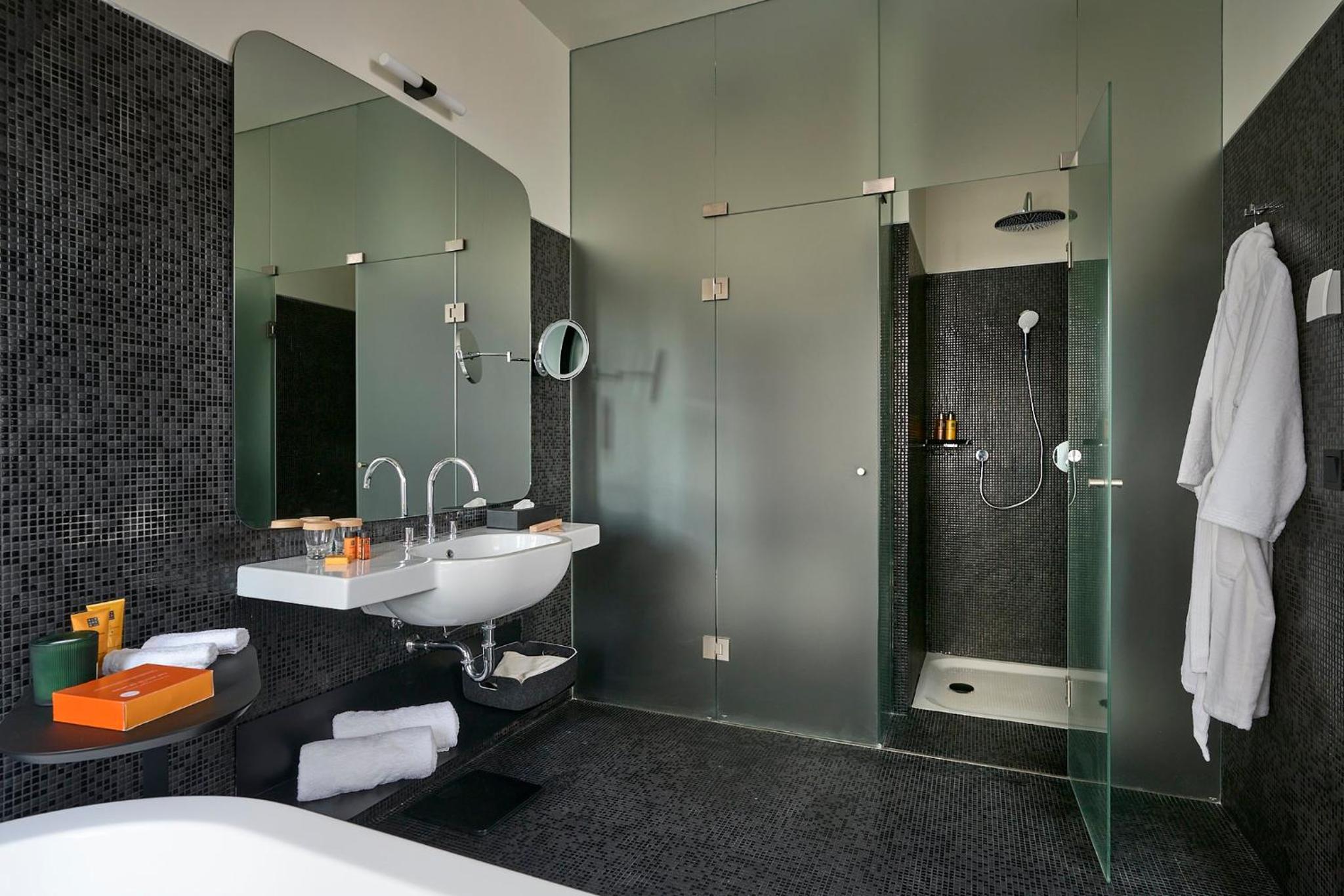 Premium Twin Room thumbnail 5