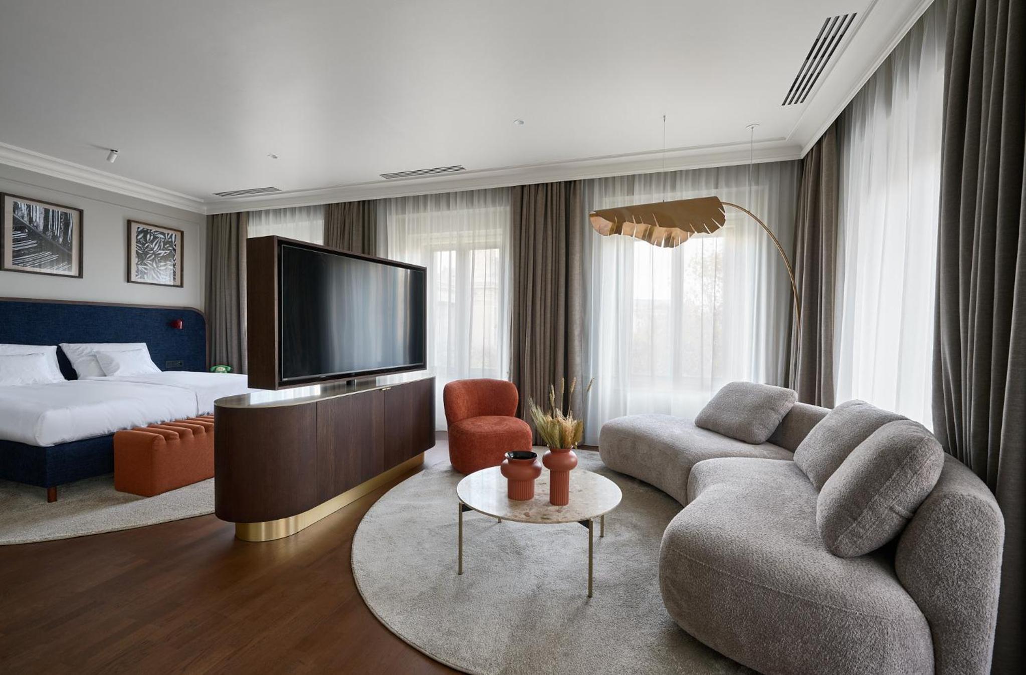 One-Bedroom Suite with City View - Photo 8