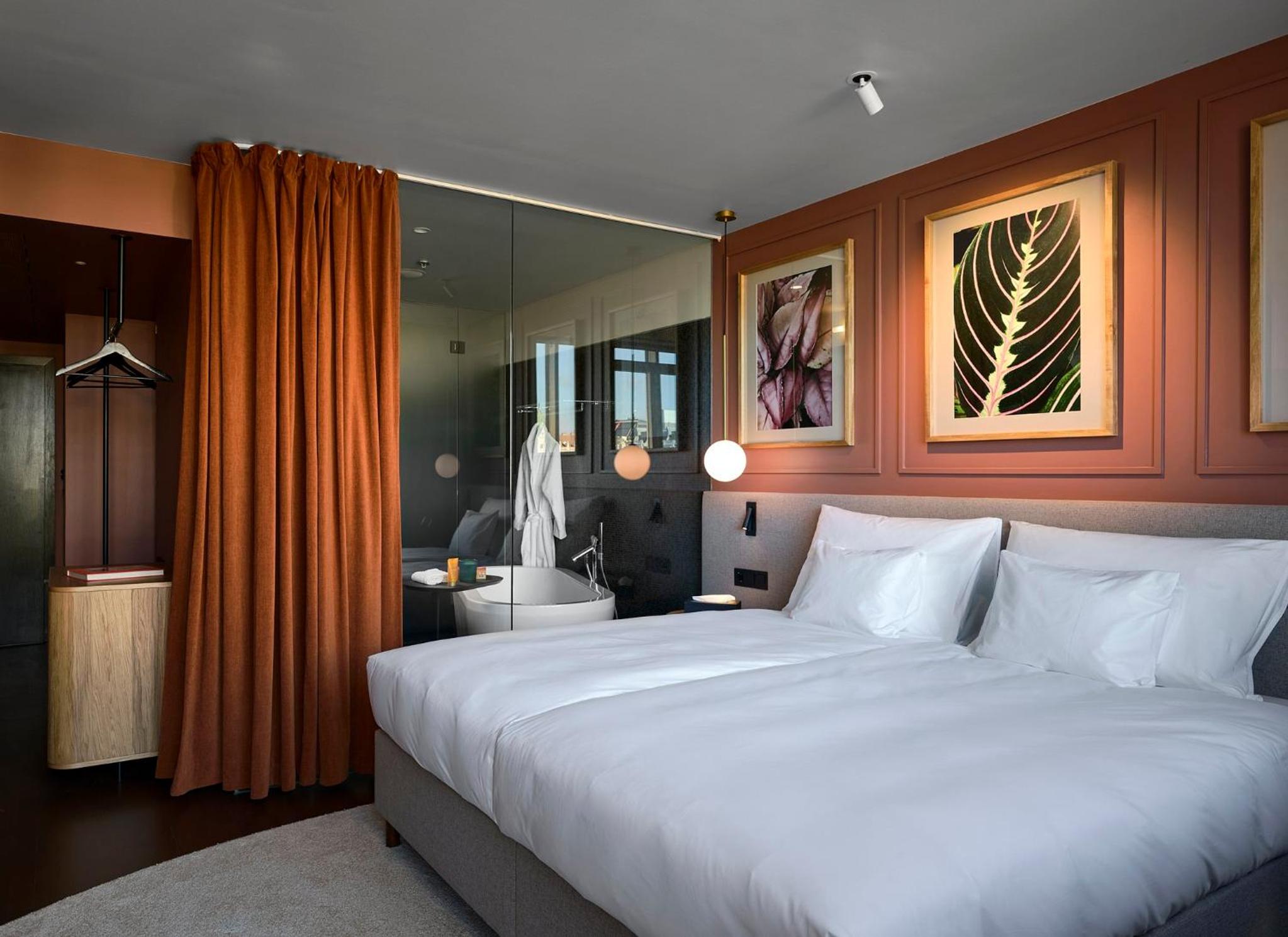 Deluxe King Room with City View thumbnail 5