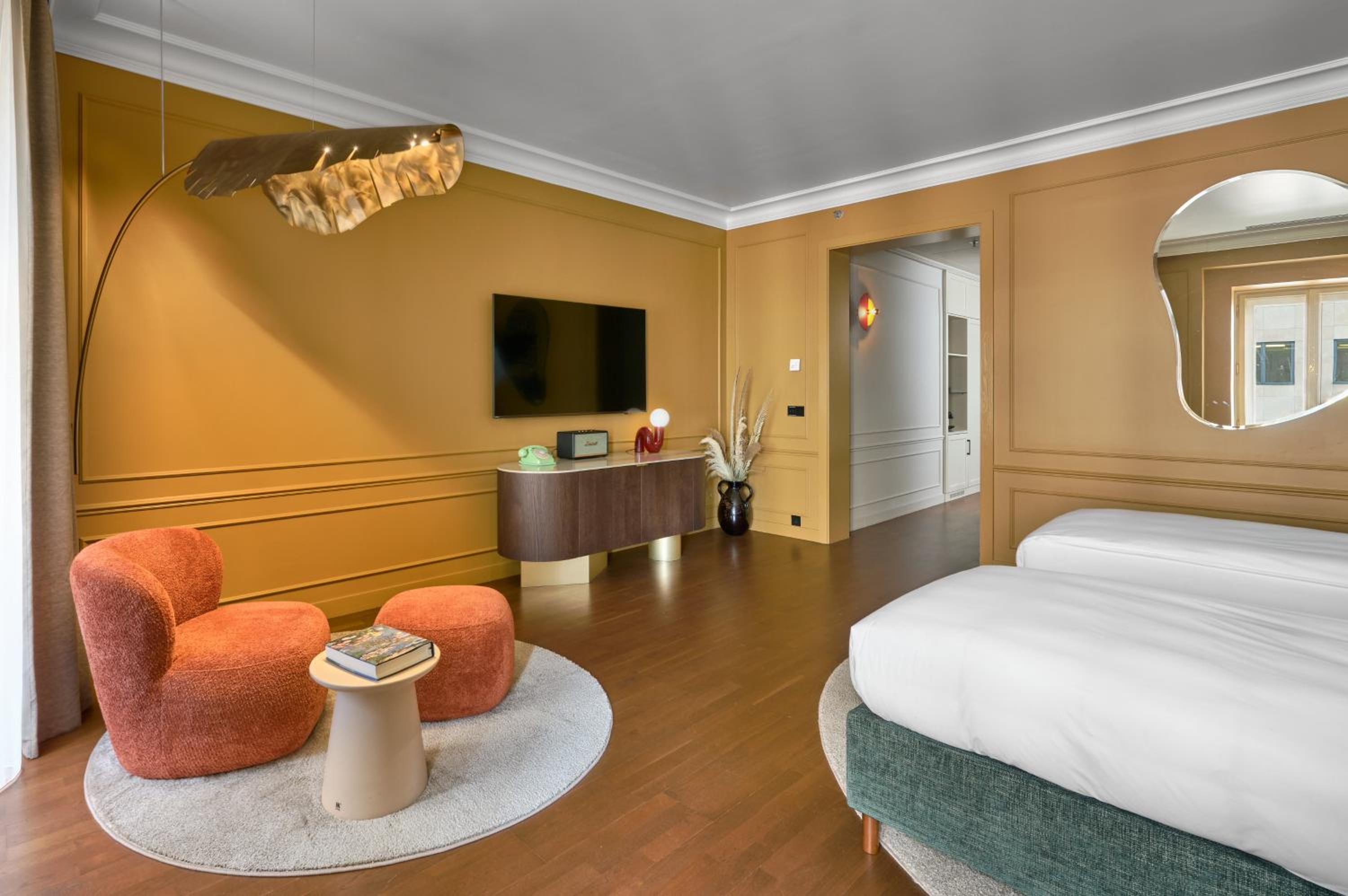 Premium Twin Room thumbnail 6