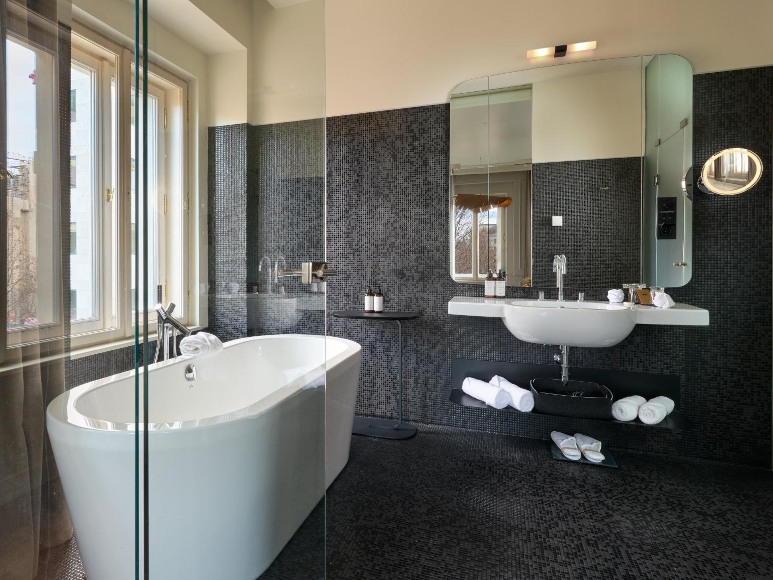 One-Bedroom Suite with City View thumbnail 6