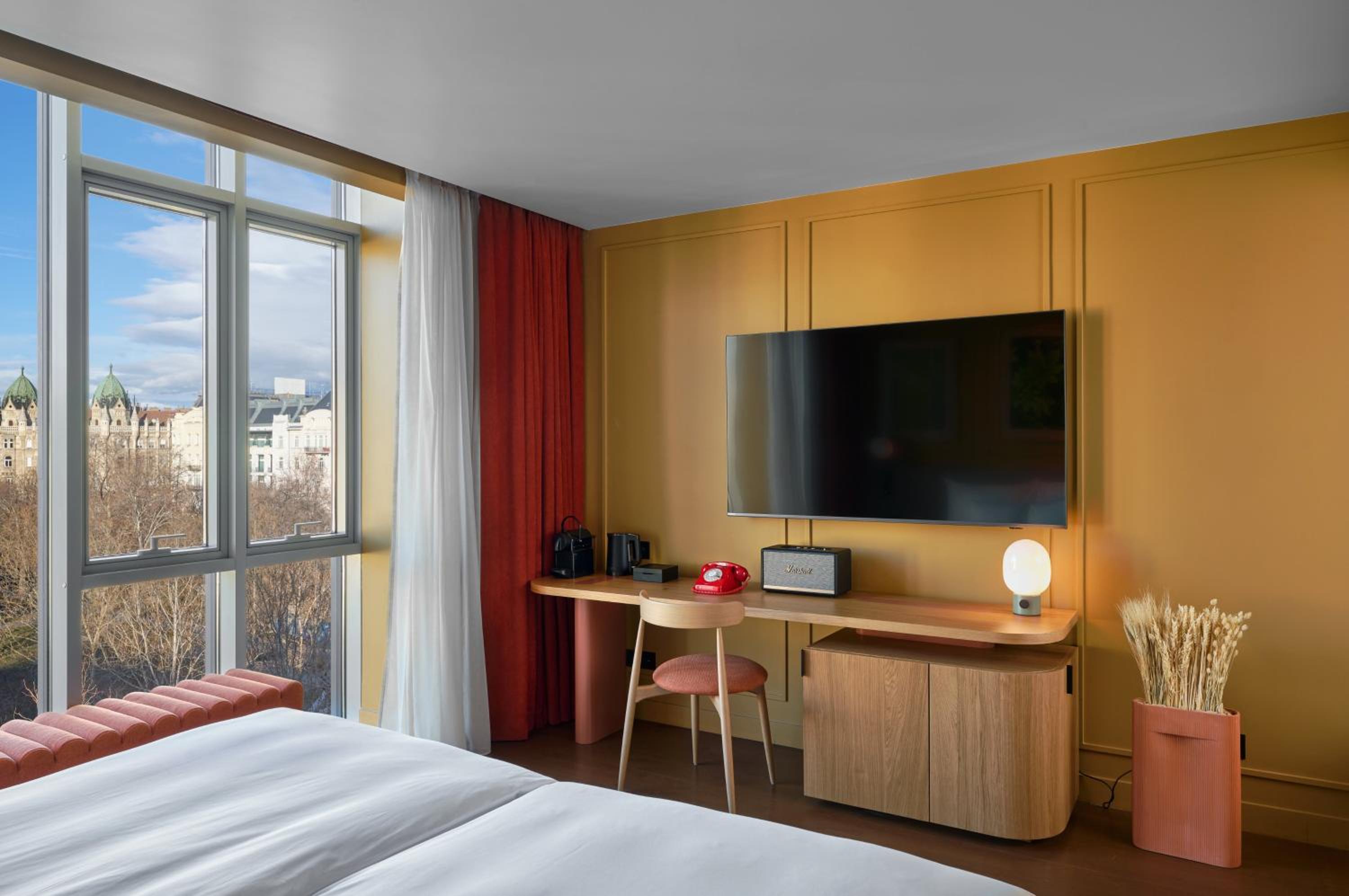 Deluxe King Room with City View - Photo 7