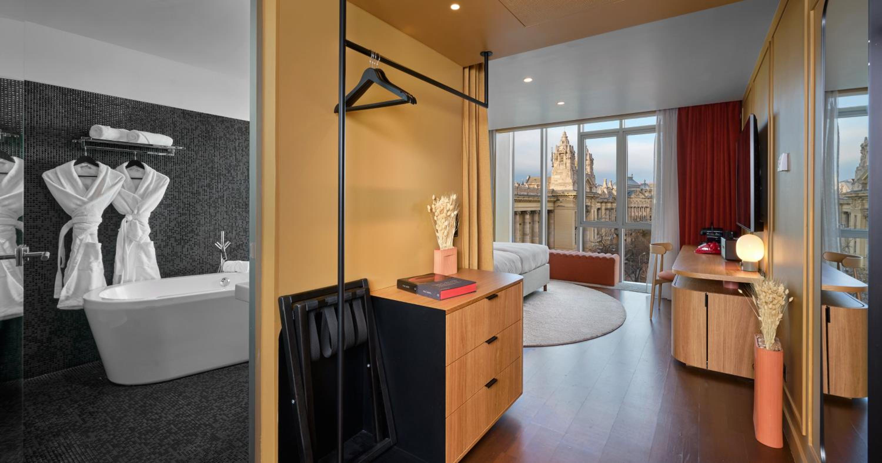 Deluxe King Room with City View - Photo 8