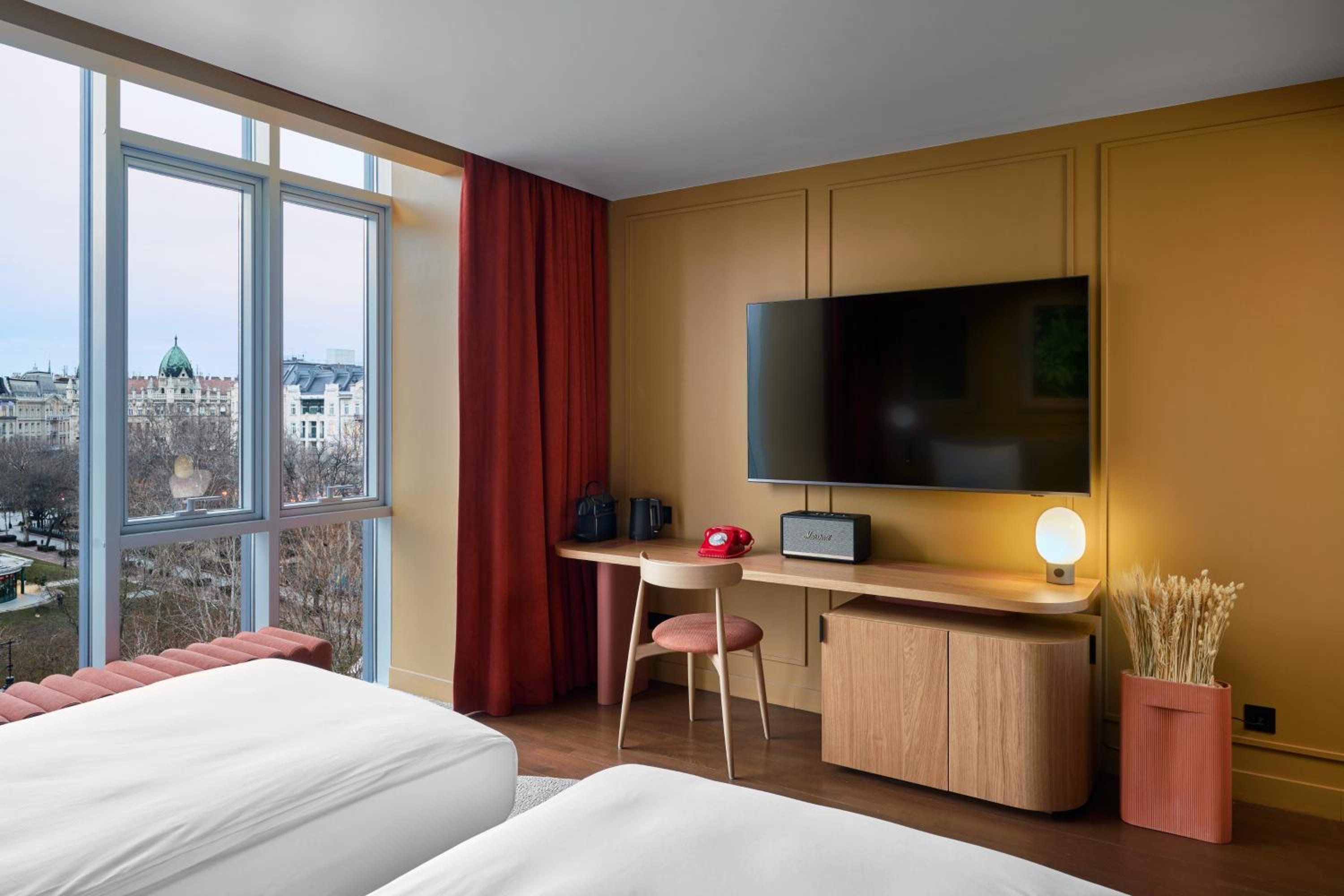 Deluxe Twin Room with City View thumbnail 5