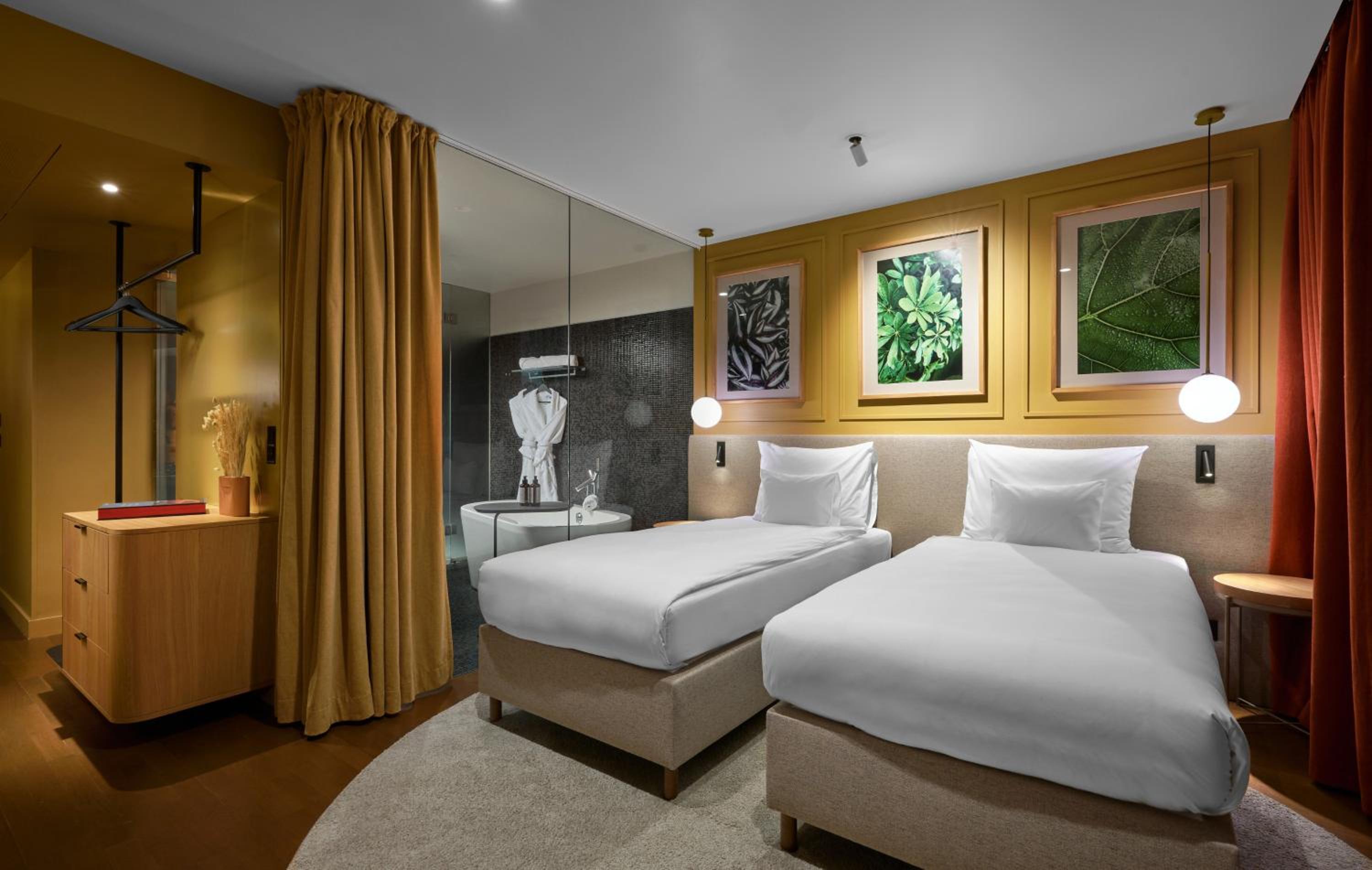 Deluxe Twin Room with City View - Photo 7