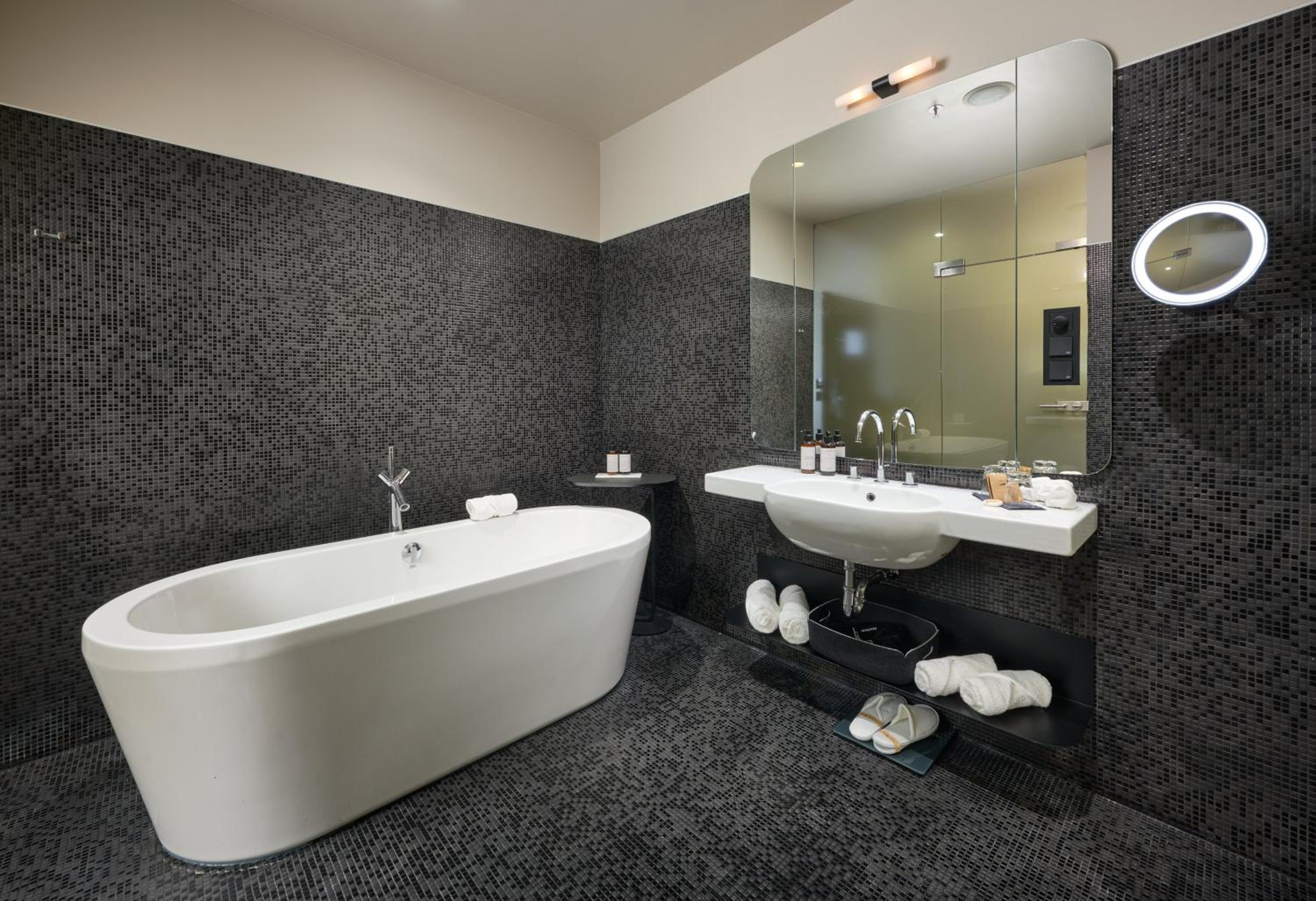 Premium King Room with City View - Photo 10