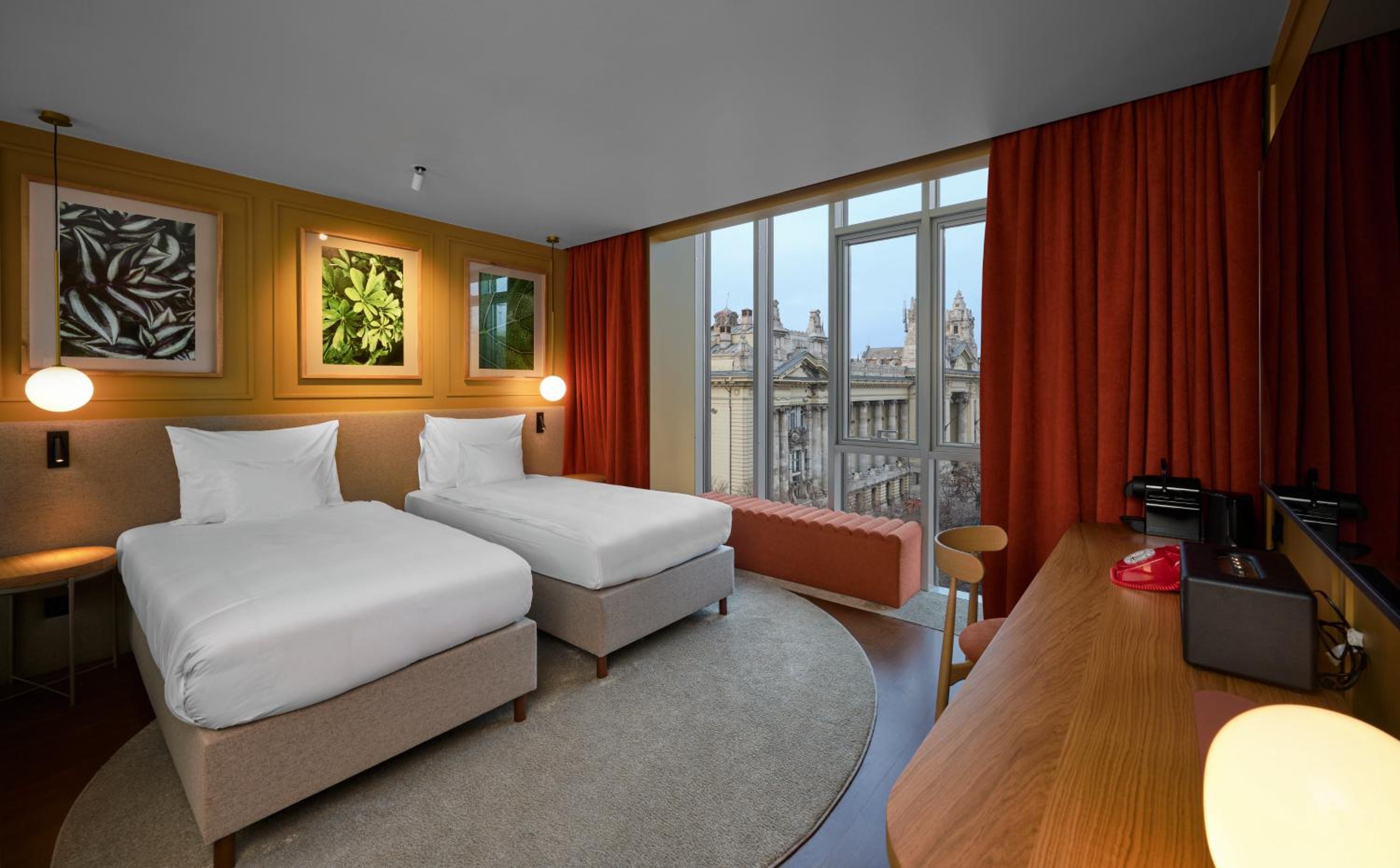 Deluxe Twin Room with City View thumbnail 6
