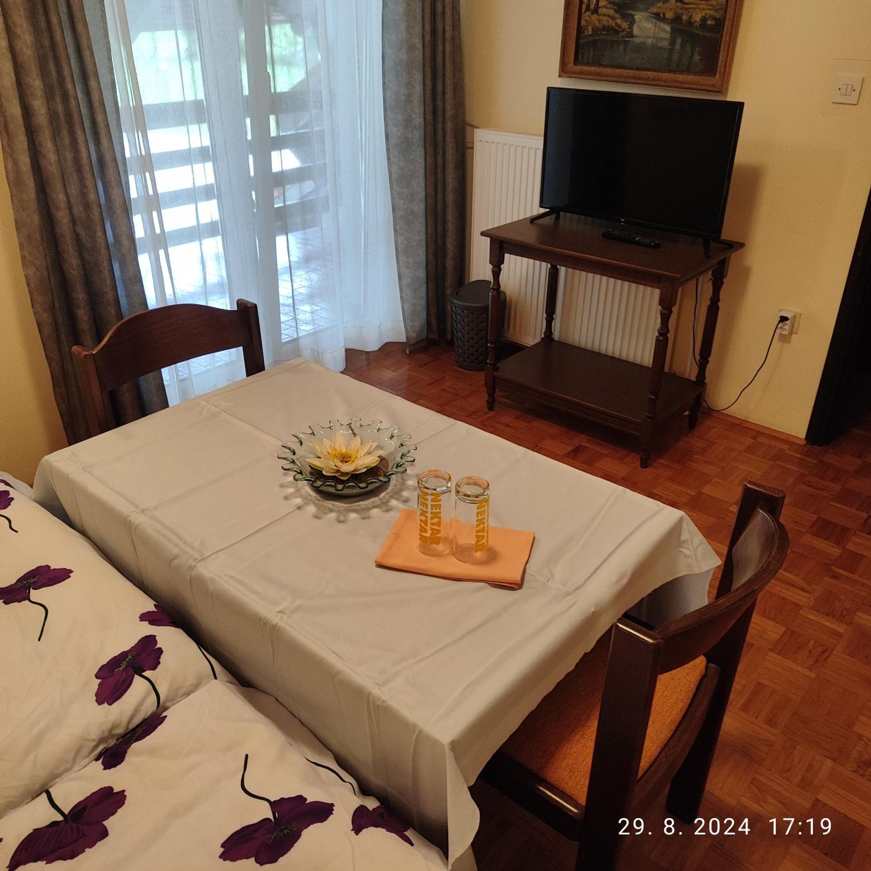 Double Room with Balcony - Photo 9