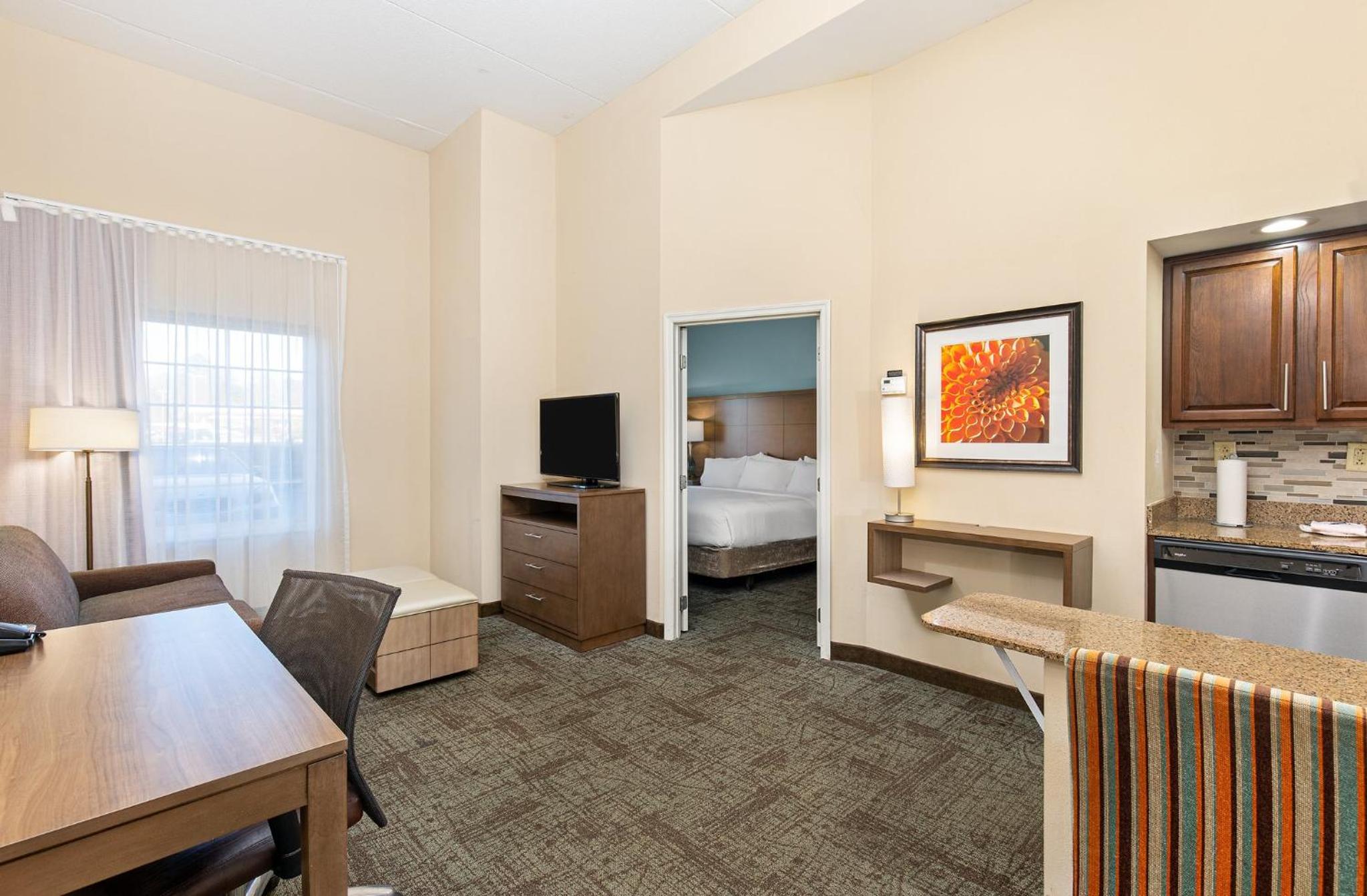 King Suite - Non-Smoking - Photo 2