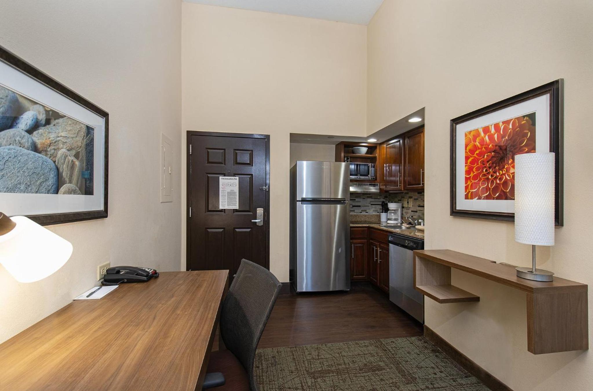 Queen Studio Suite - Hearing Accessible/ Non-Smoking - Photo 3