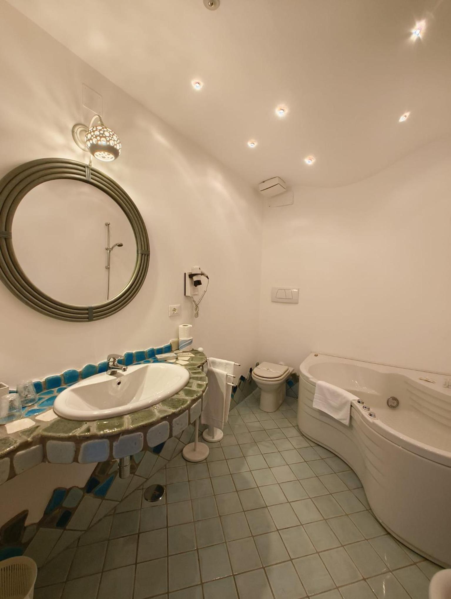 Deluxe Double Room with Balcony and Sea View - Photo 15