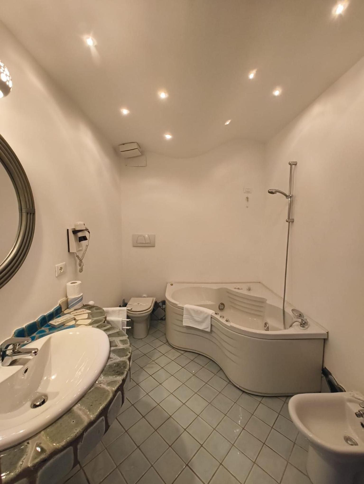 Deluxe Double Room with Balcony and Sea View - Photo 16