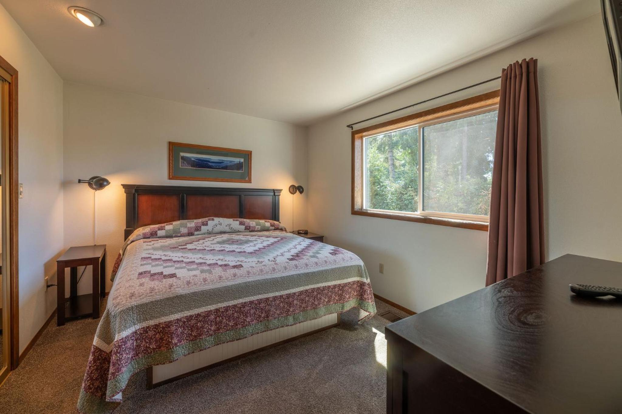 One-Bedroom Apartment with Lake View photo 1