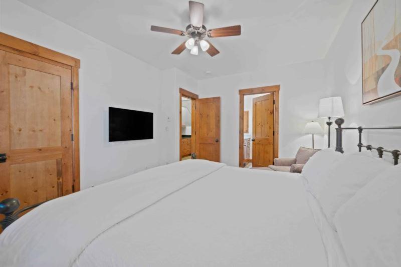 Three-Bedroom Apartment with Balcony photo 3