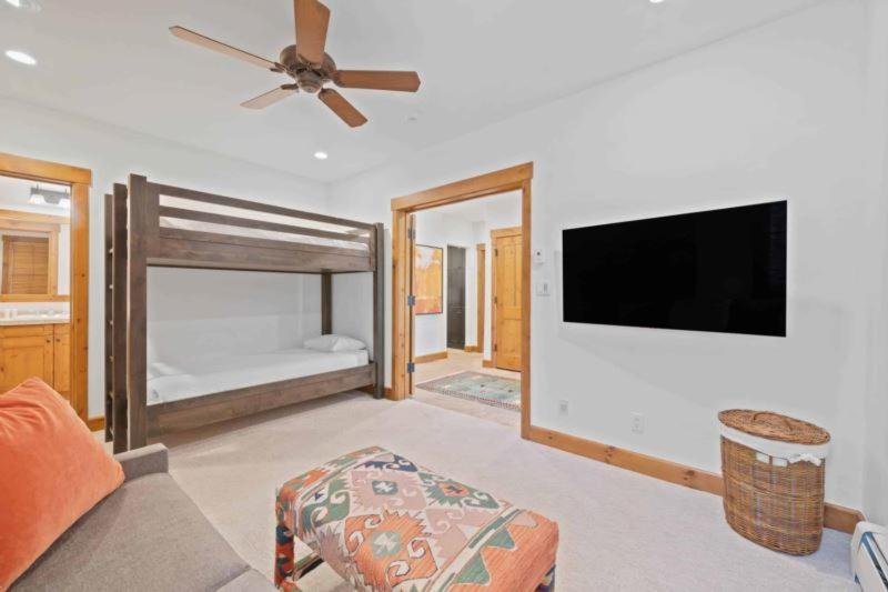 Three-Bedroom Apartment with Balcony photo 2