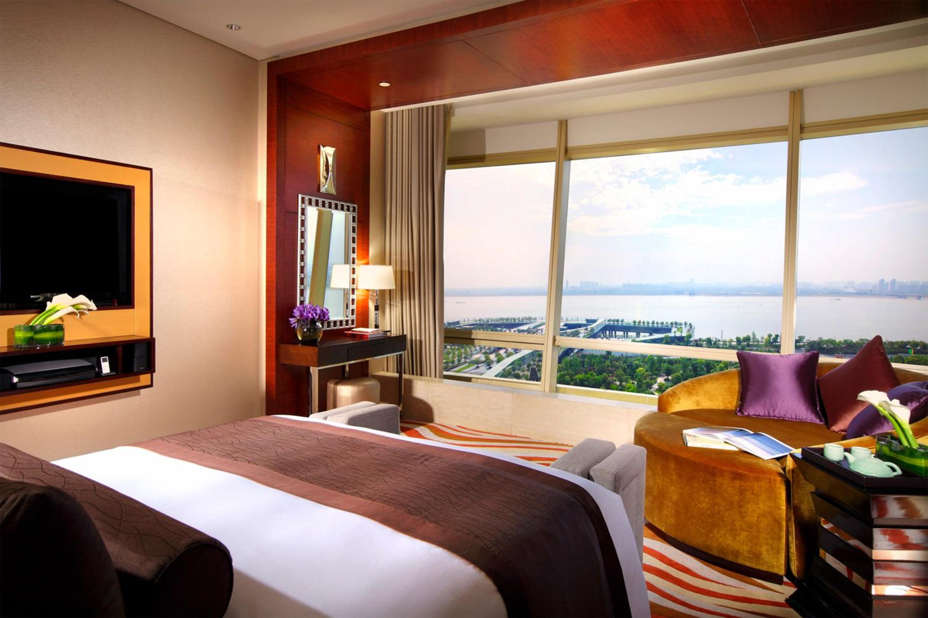 One-Bedroom King Suite with River View - Lounge Access