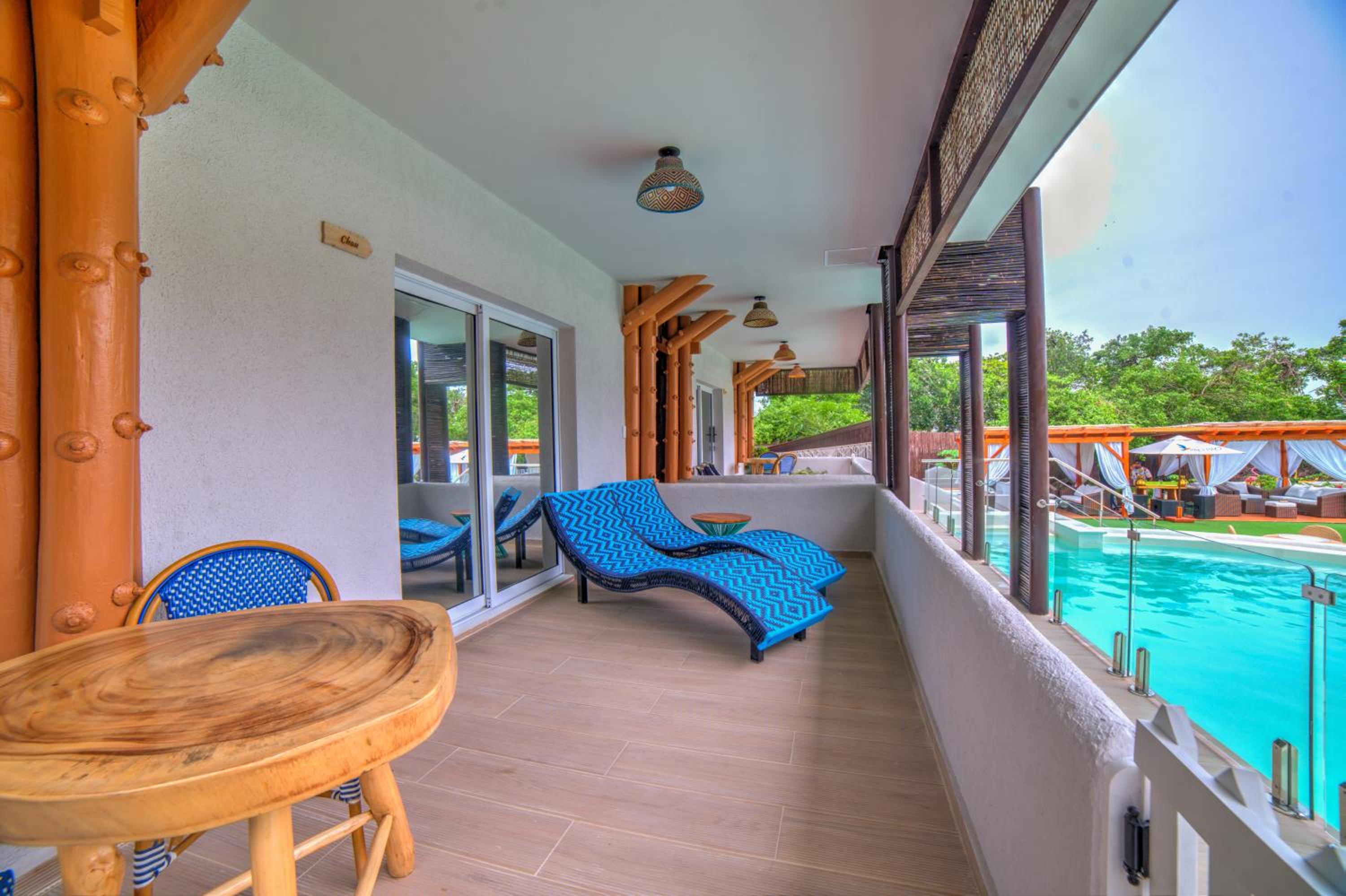 Queen Room with Pool View photo 2
