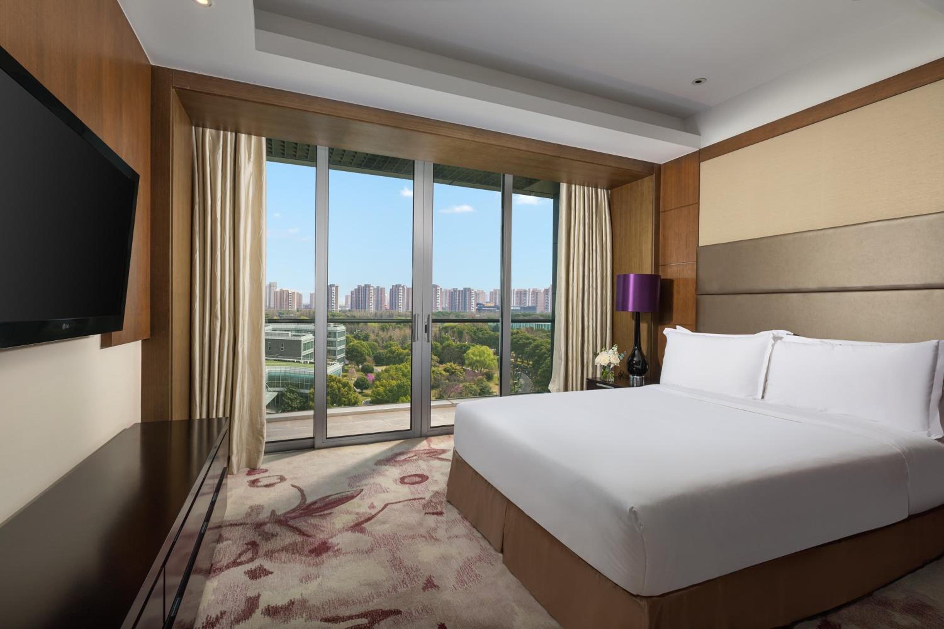 One-Bedroom Suite with Living Area - Lounge Access - Photo 2