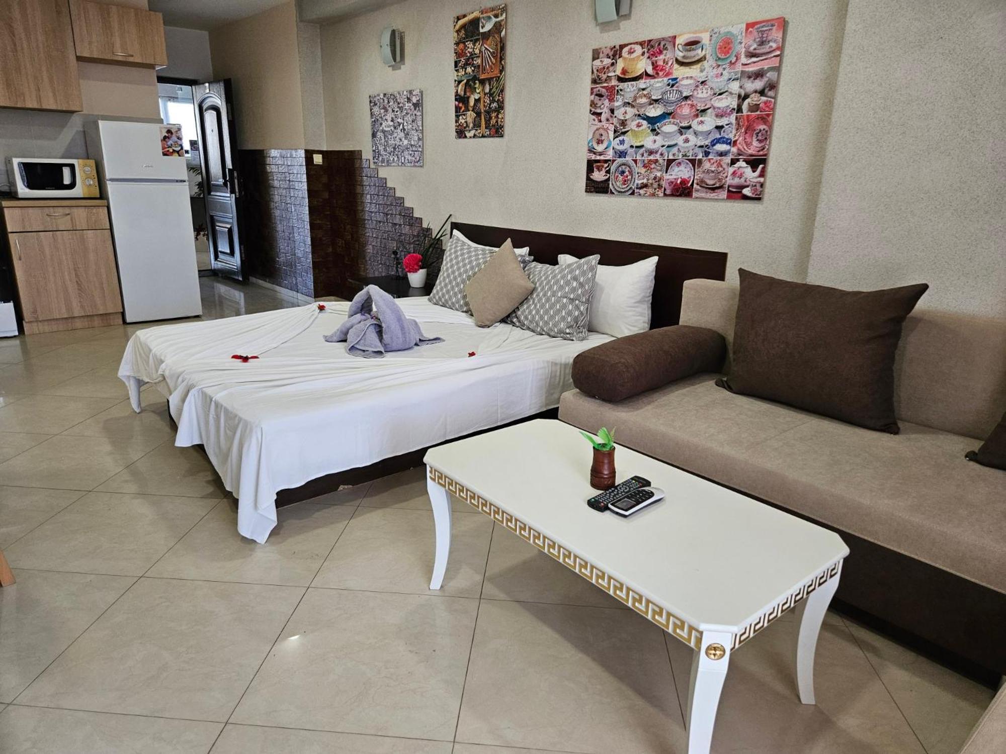 King Studio with Sofa Bed - Photo 5