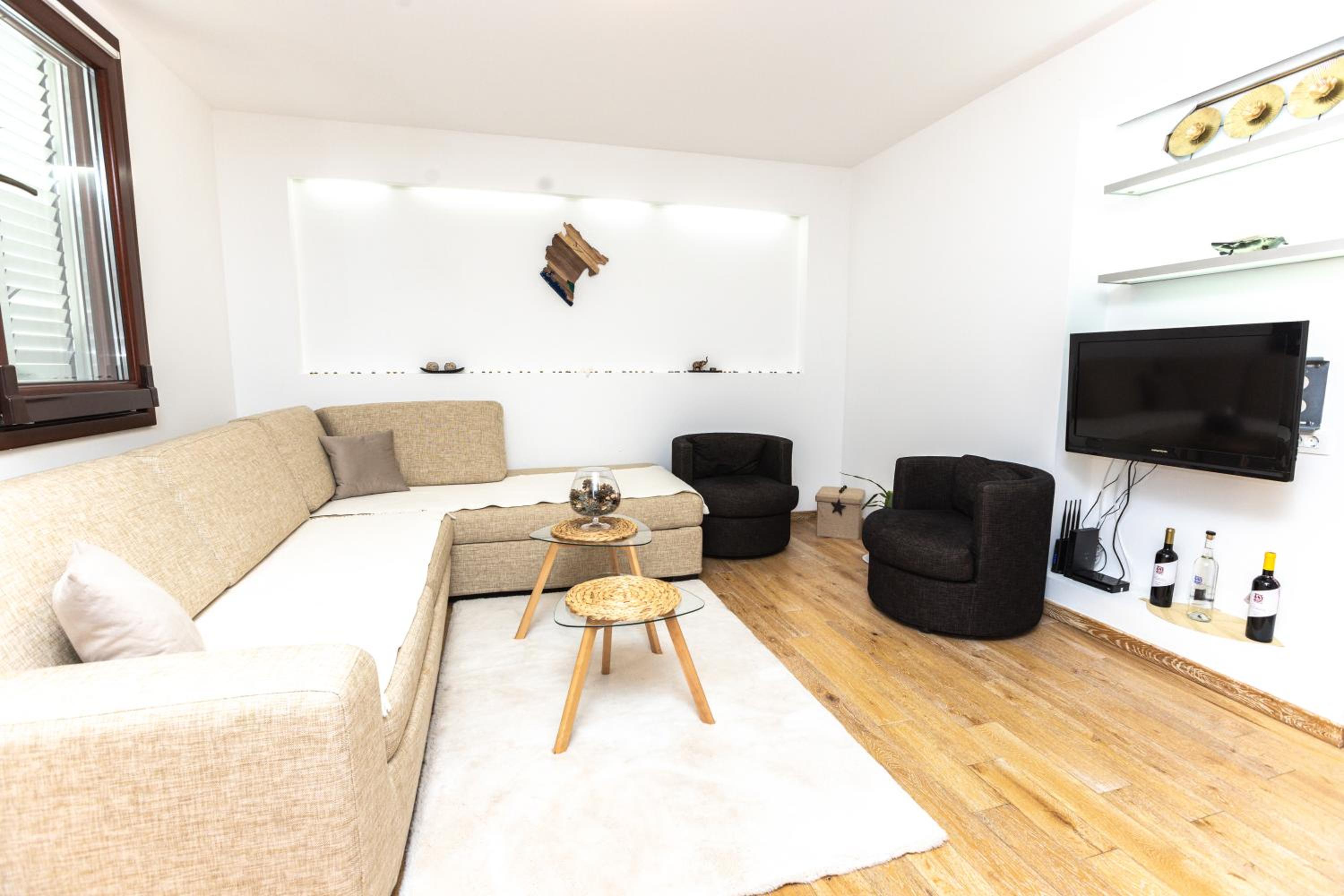 One-Bedroom Apartment photo 1