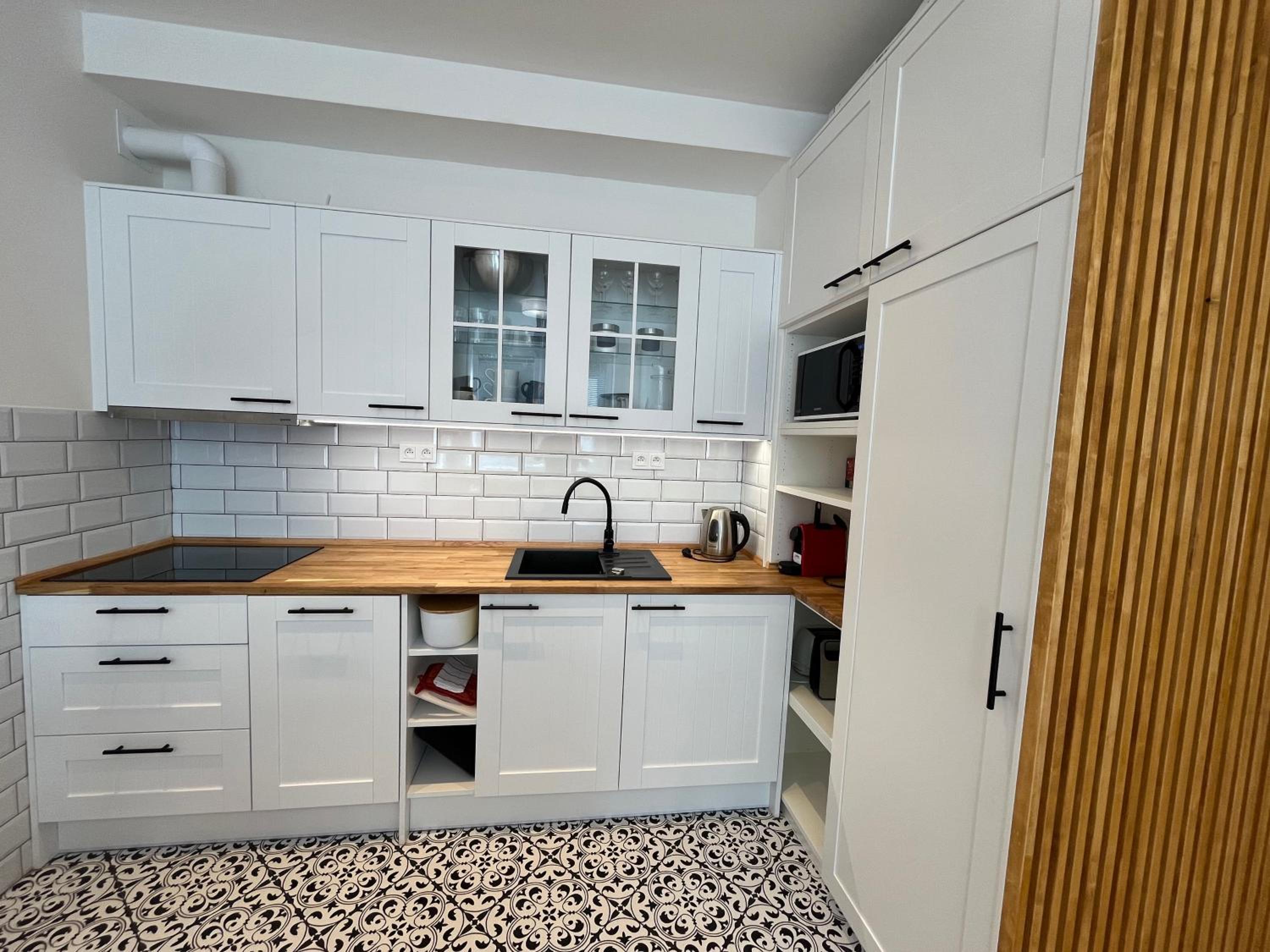 Deluxe One-Bedroom Apartment with Garden View photo 2