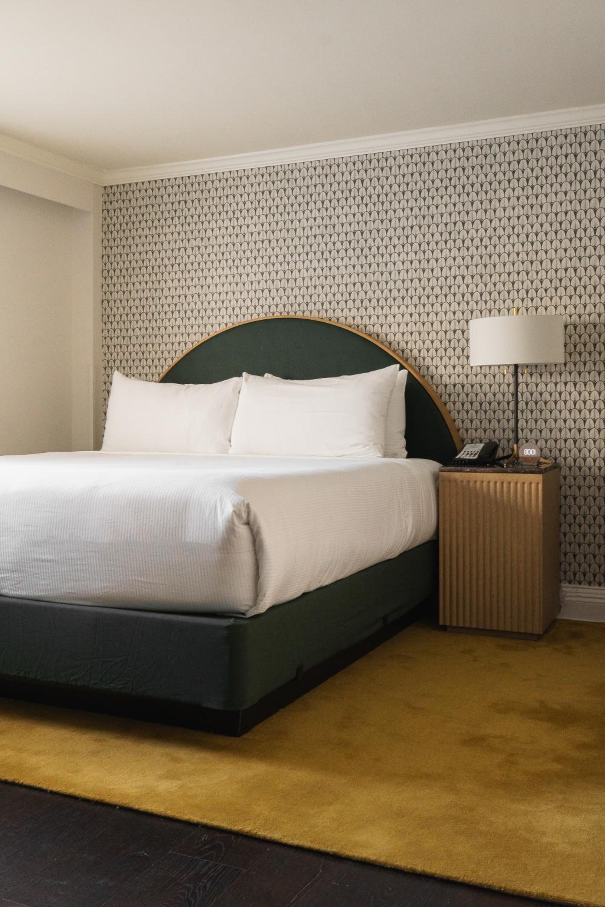 Deluxe King Room - Photo 8