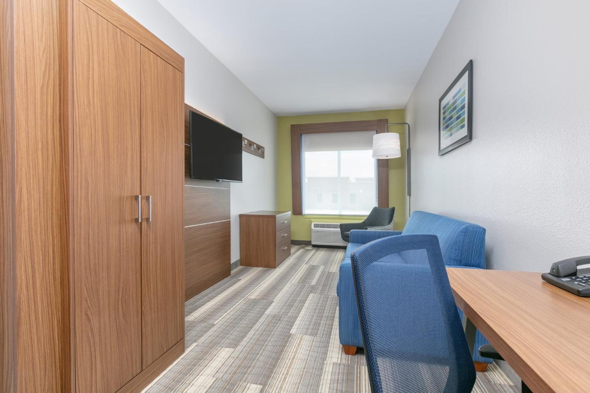 Two-Bedroom Suite - Photo 2