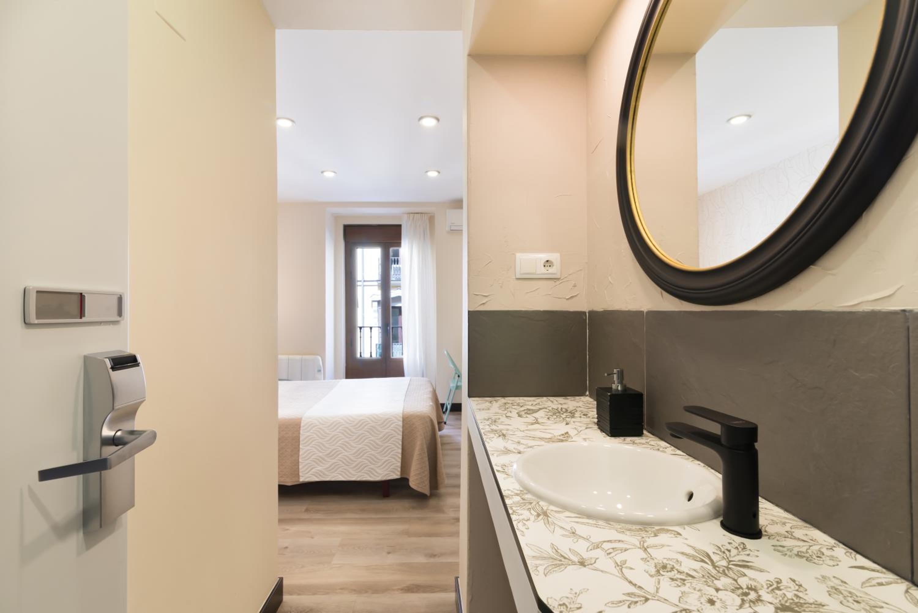 Double Room with Balcony - Photo 9