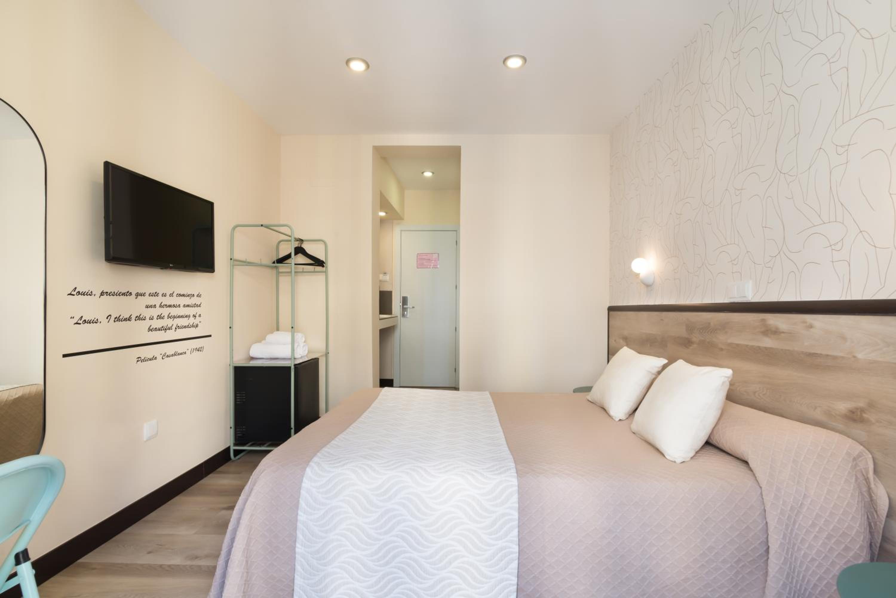Double Room with Balcony - Photo 12