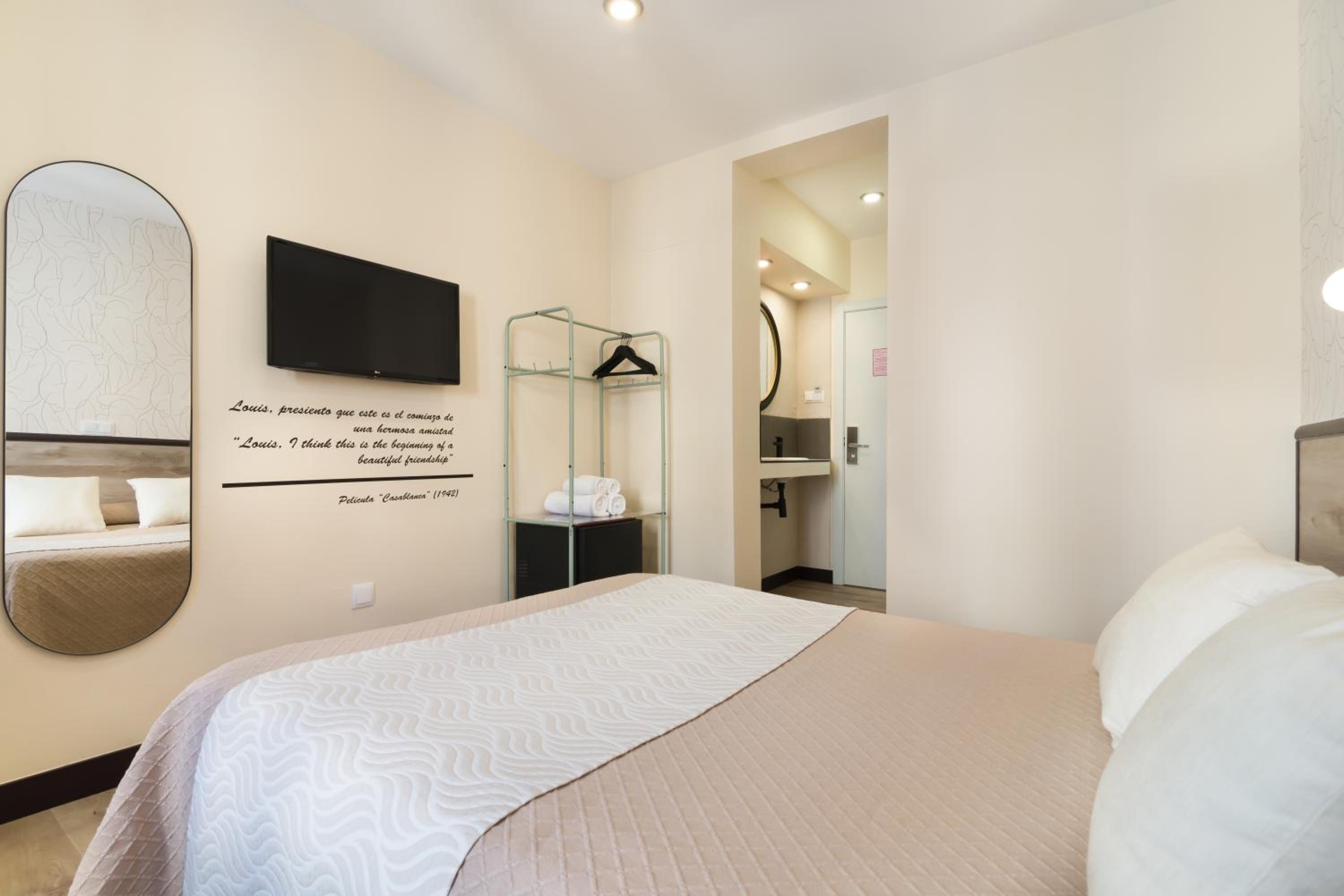 Double Room with Balcony - Photo 11