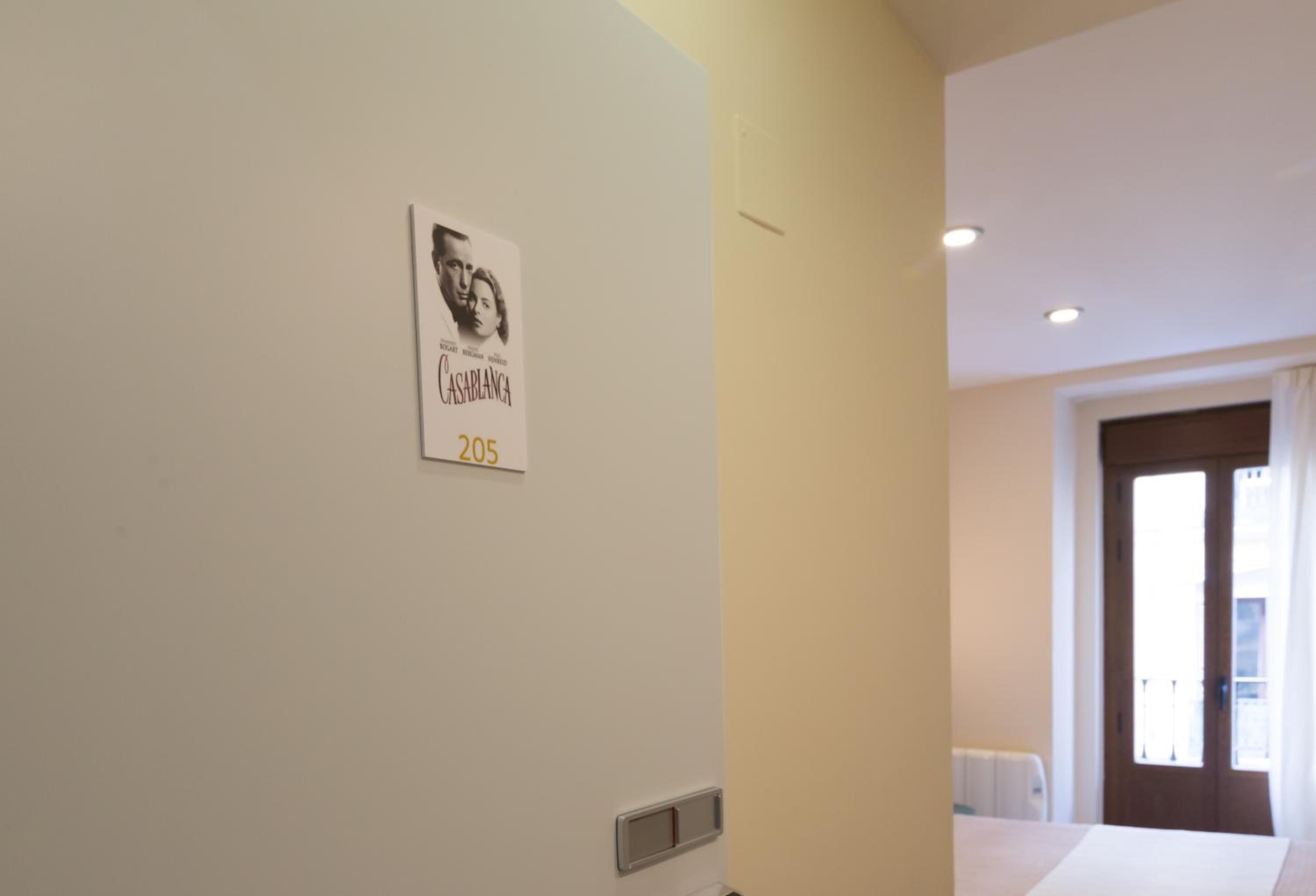 Double Room with Balcony - Photo 10