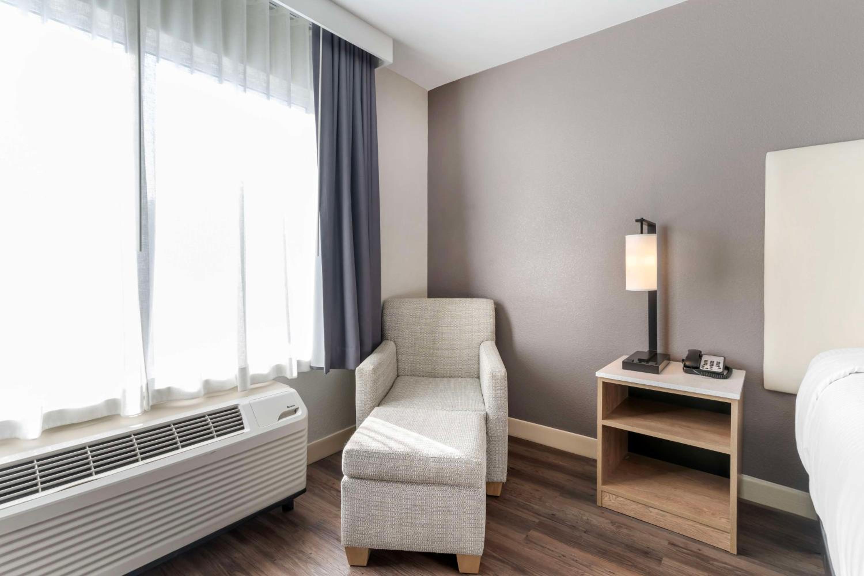 King Room - Non-Smoking - Photo 11