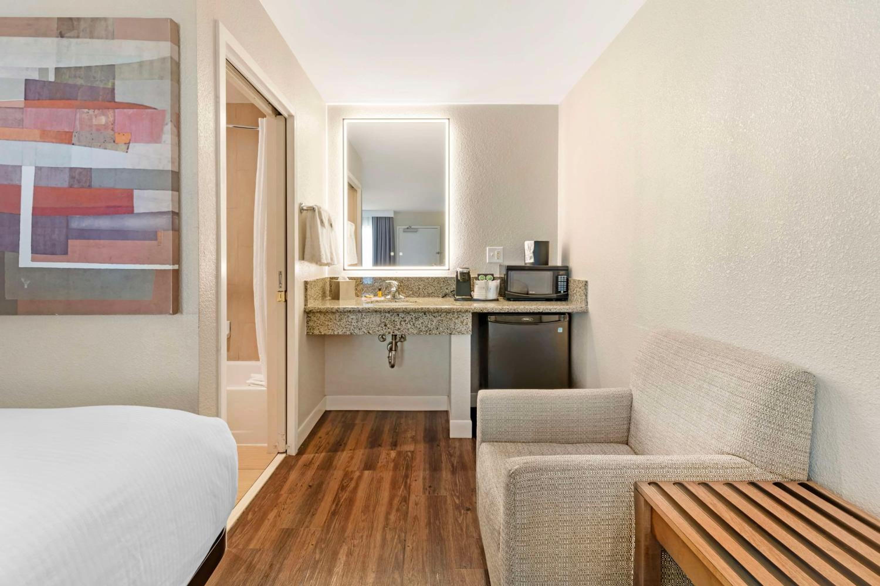 Queen Room with Two Queen Beds - Non-Smoking - Photo 4