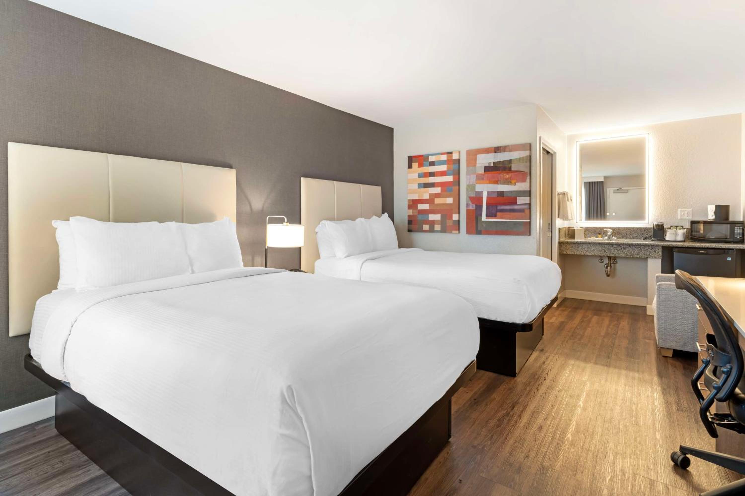 Queen Room with Two Queen Beds - Non-Smoking - Photo 5