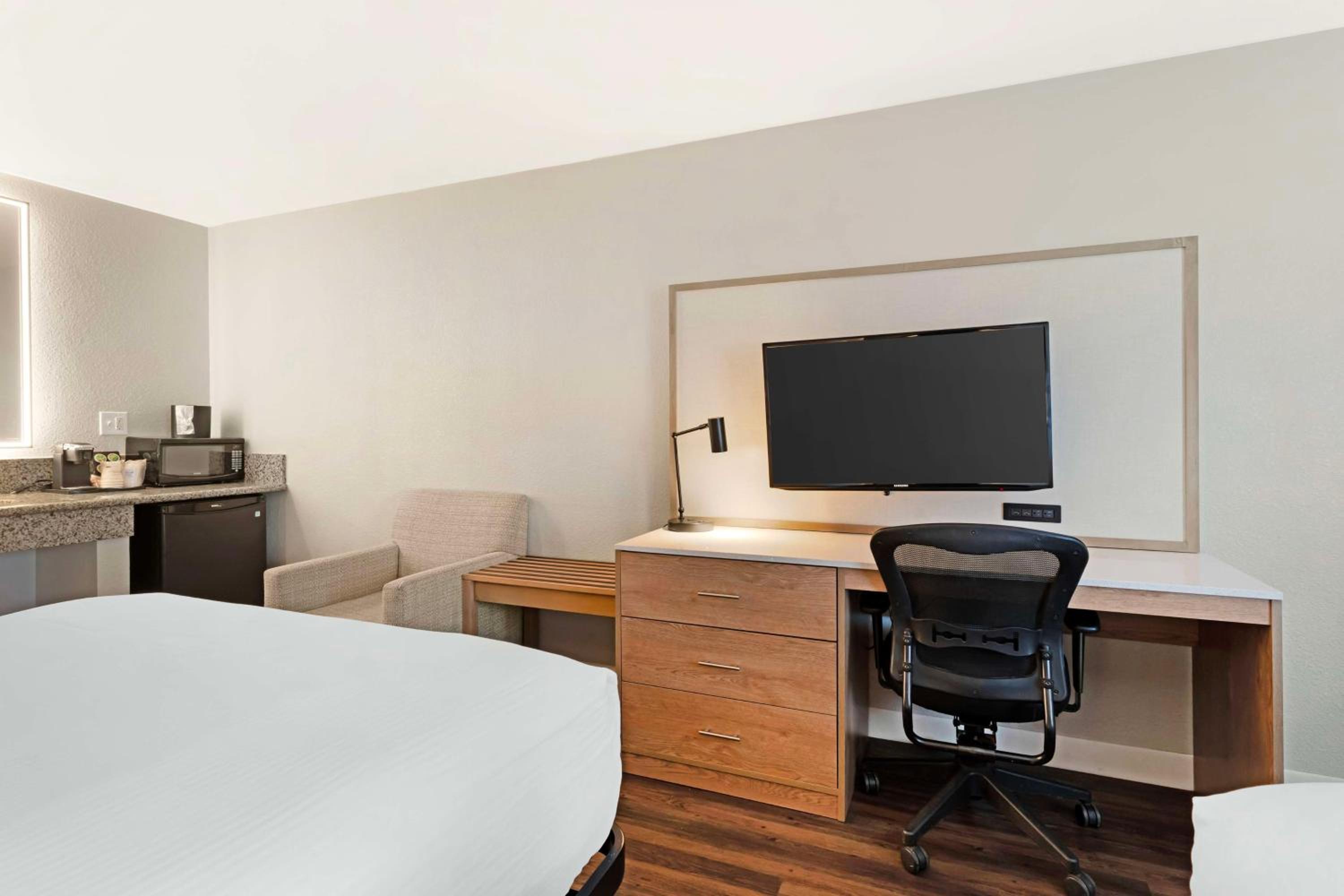 Queen Room with Two Queen Beds - Non-Smoking - Photo 1