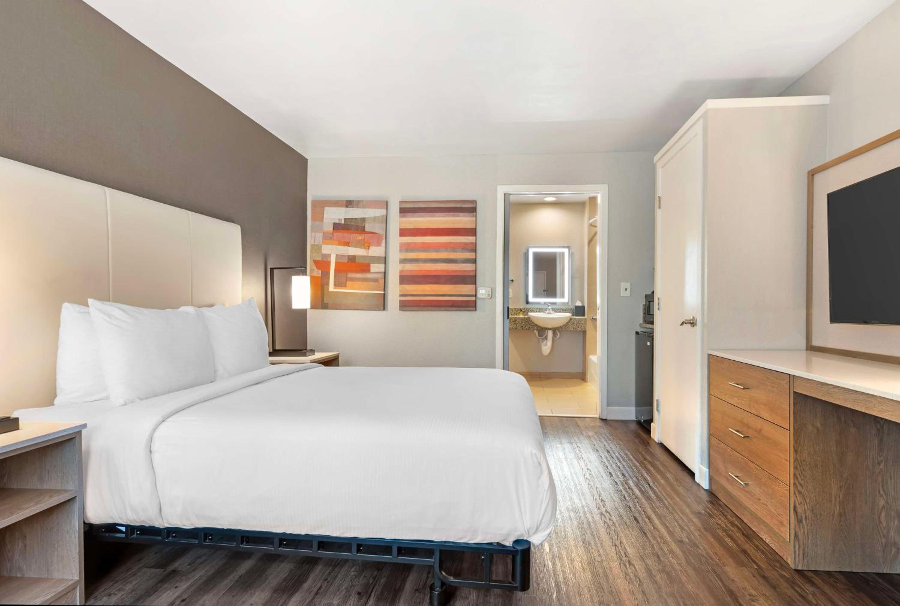 Queen Room with Roll-In Shower - Mobility Access - Photo 10