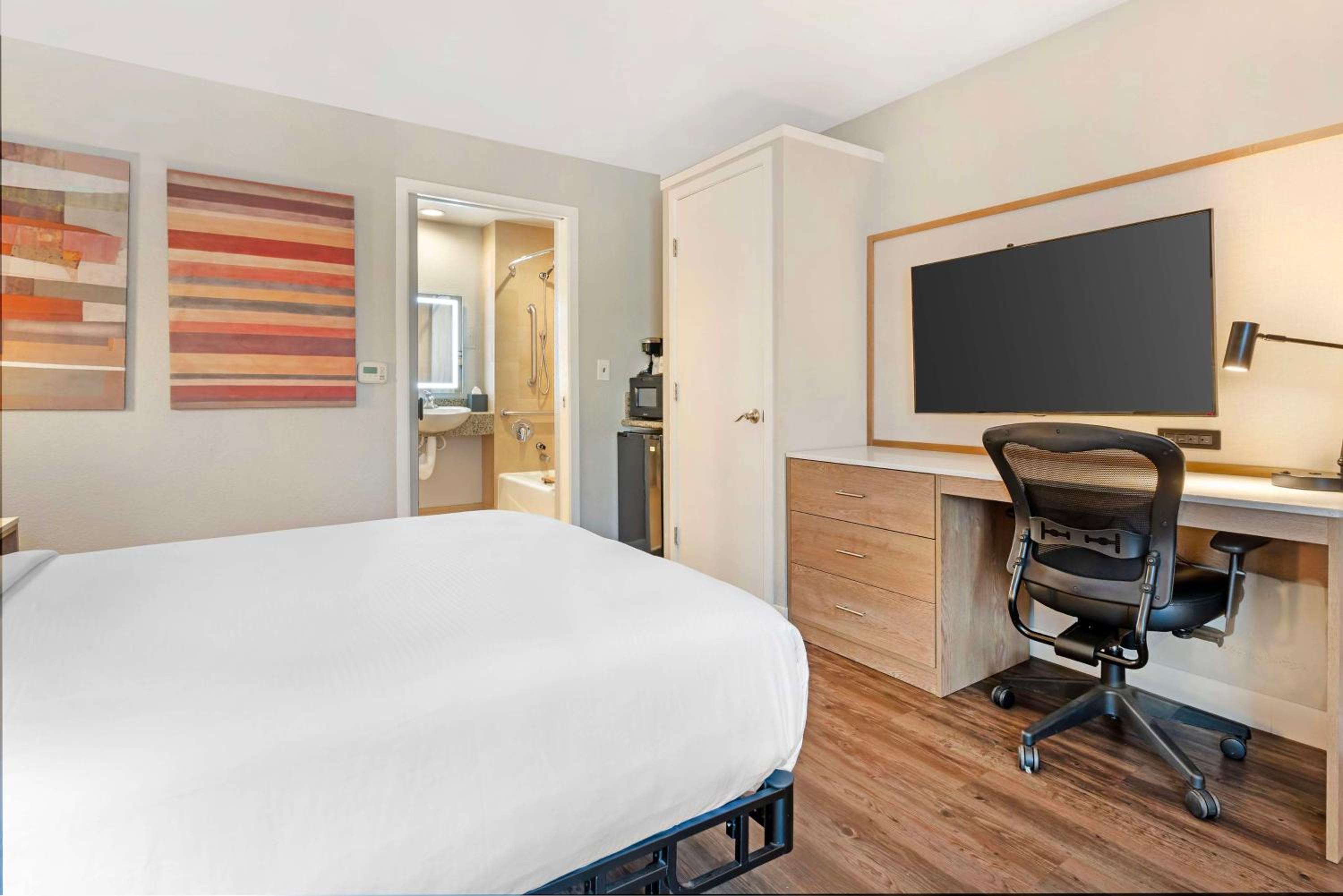 Queen Room with Roll-In Shower - Mobility Access - Photo 9