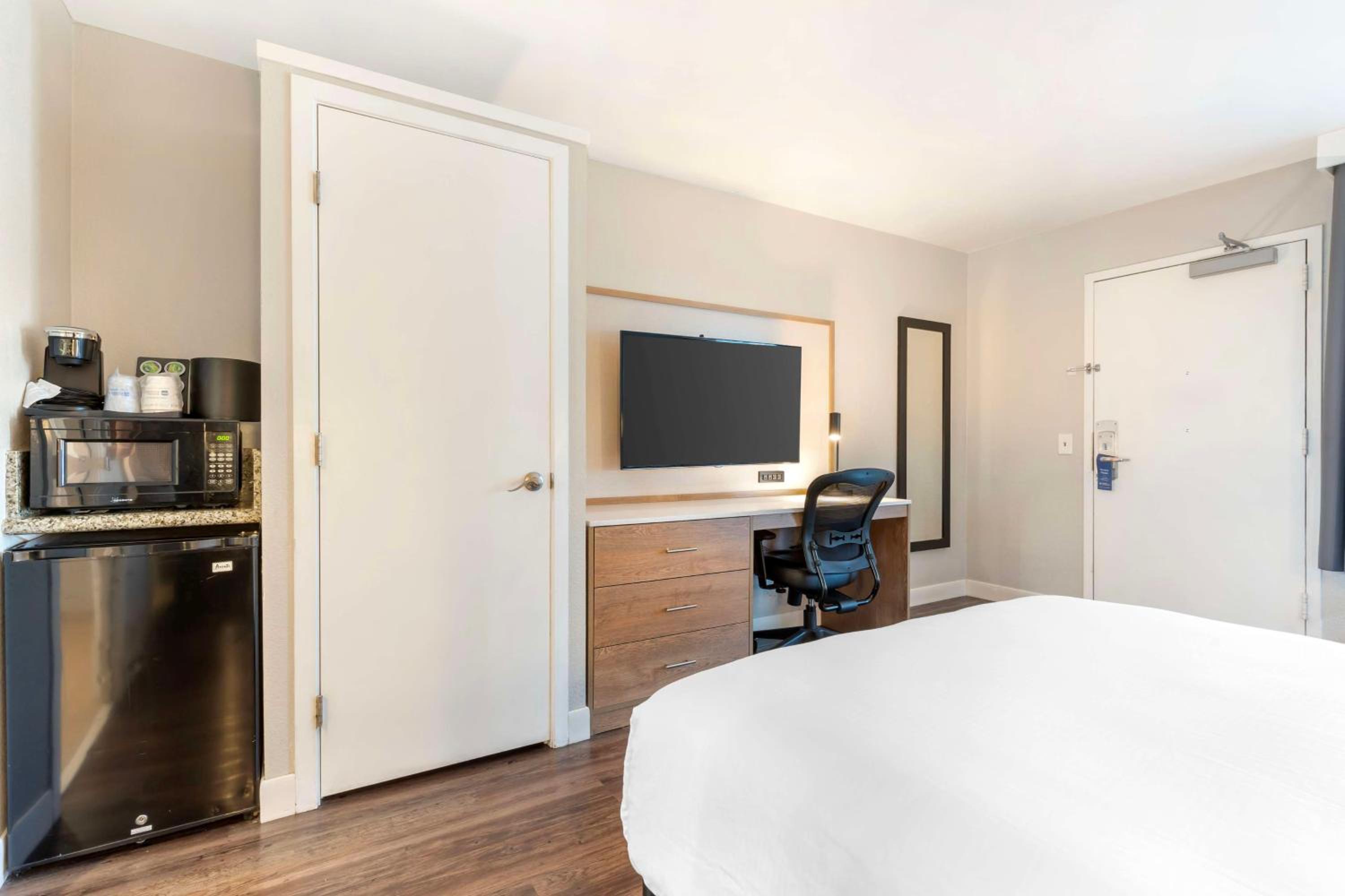 Queen Room with Roll-In Shower - Mobility Access - Photo 8