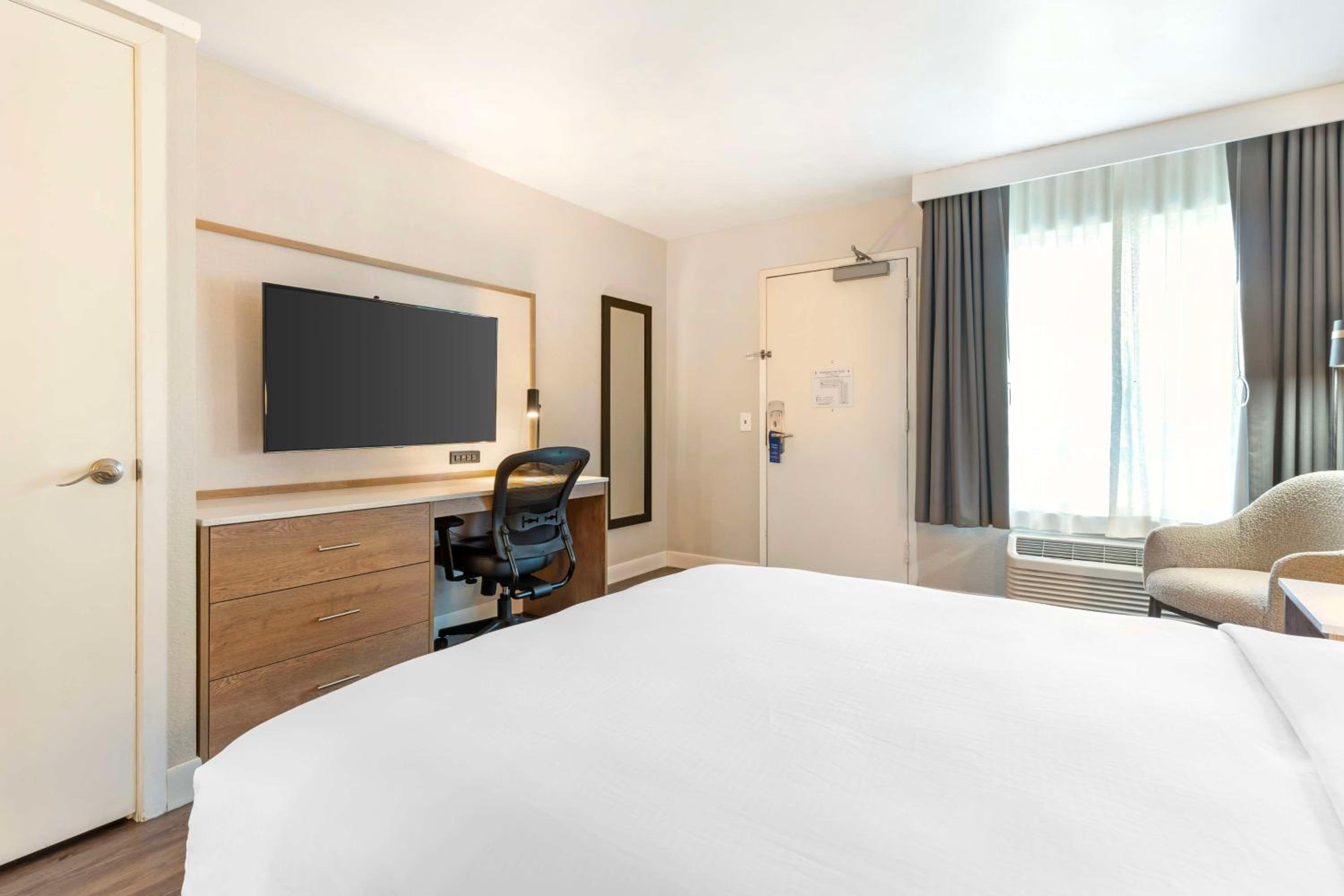 Queen Room with Roll-In Shower - Mobility Access - Photo 7