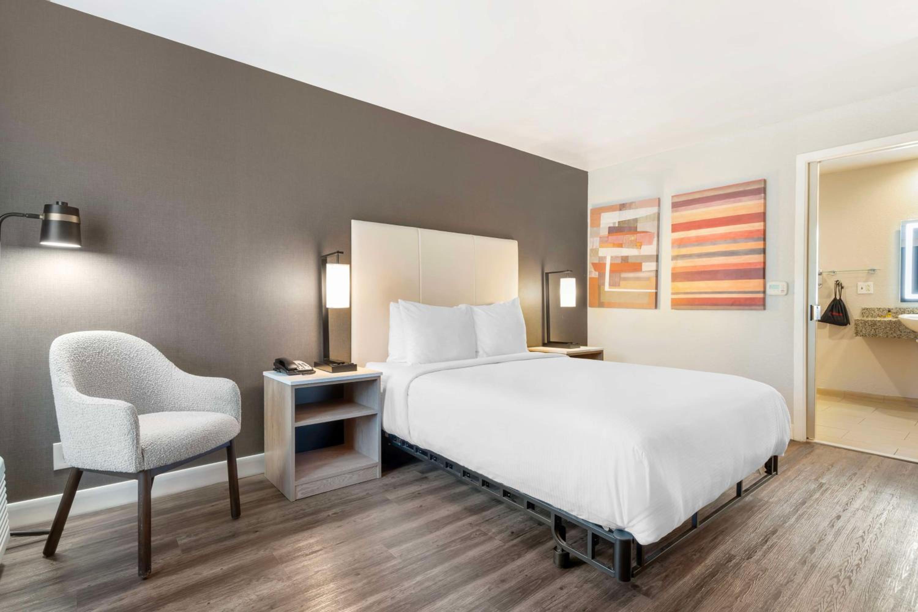 Queen Room with Roll-In Shower - Mobility Access - Photo 6