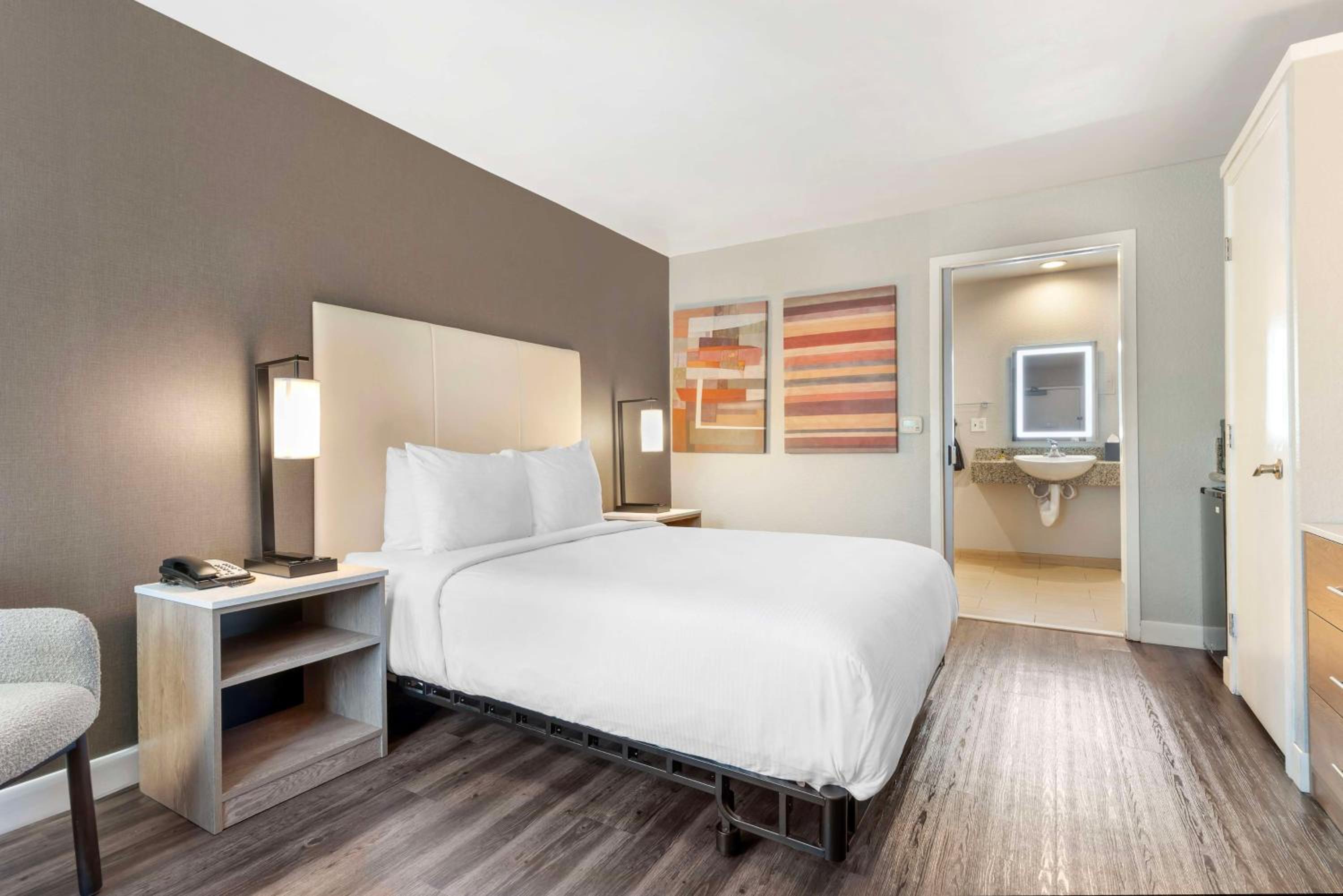 Queen Room with Roll-In Shower - Mobility Access - Photo 1